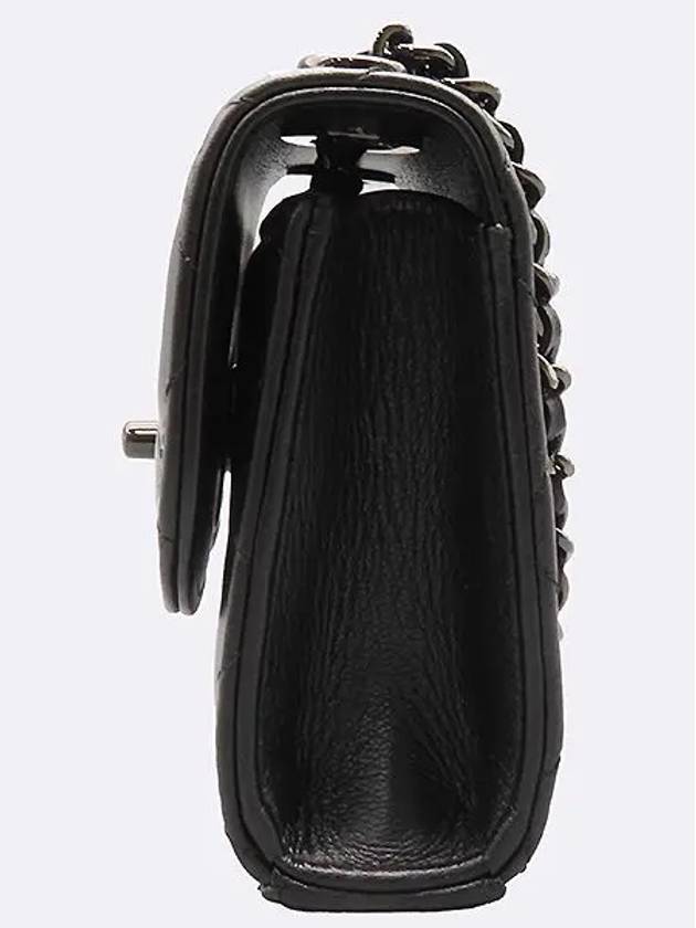 Un crossbody bag Chanel