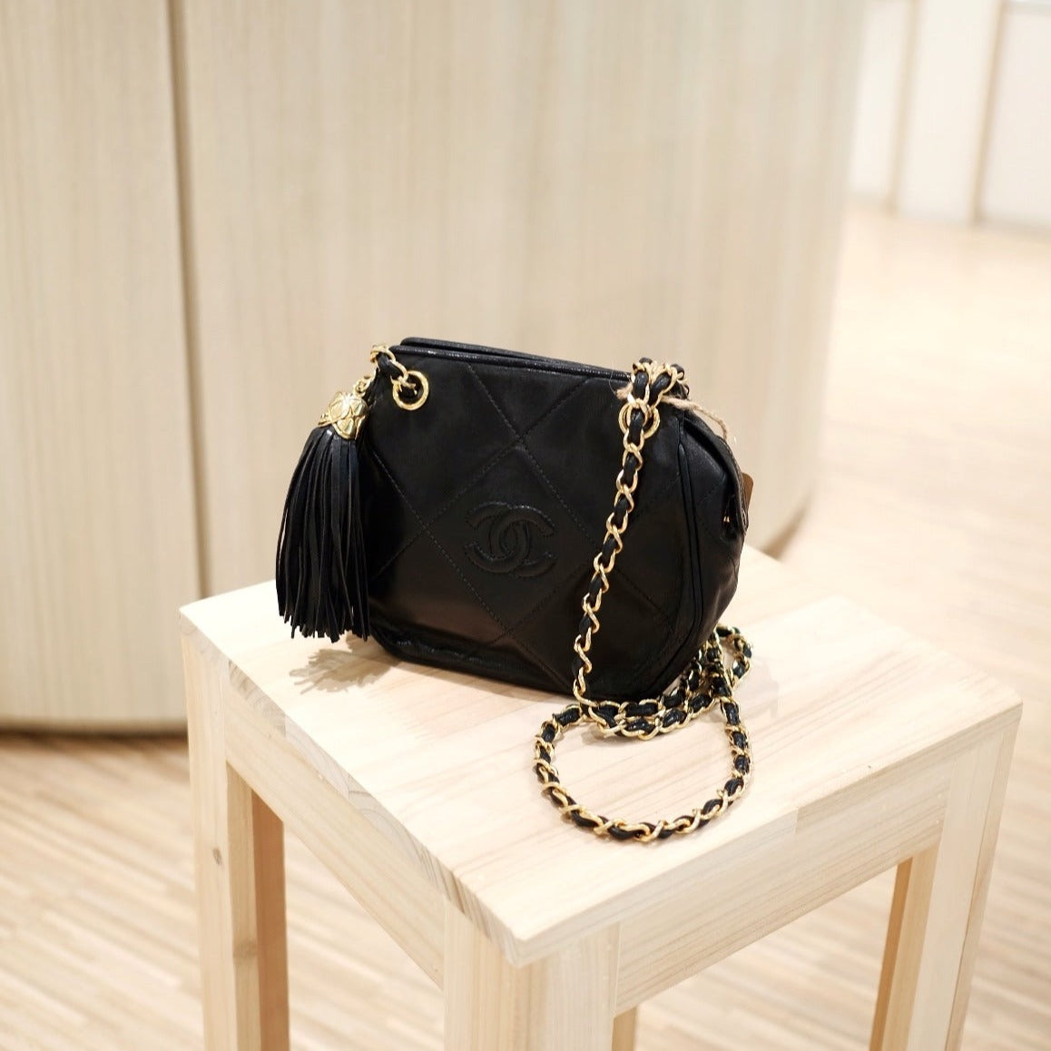 Chanel   auth chain matelasse bag