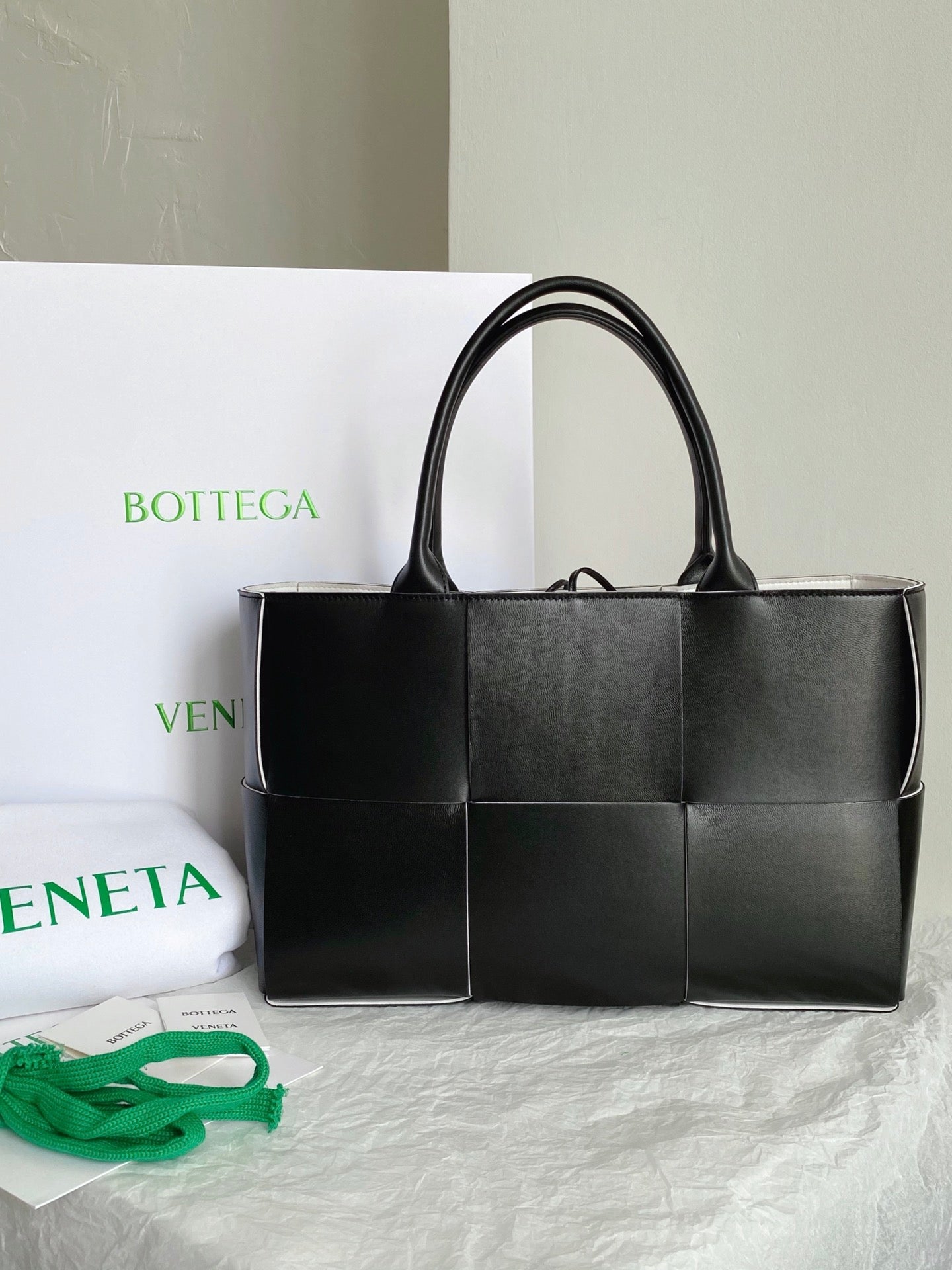 Top Quality Arco Tote Bag For Women Black