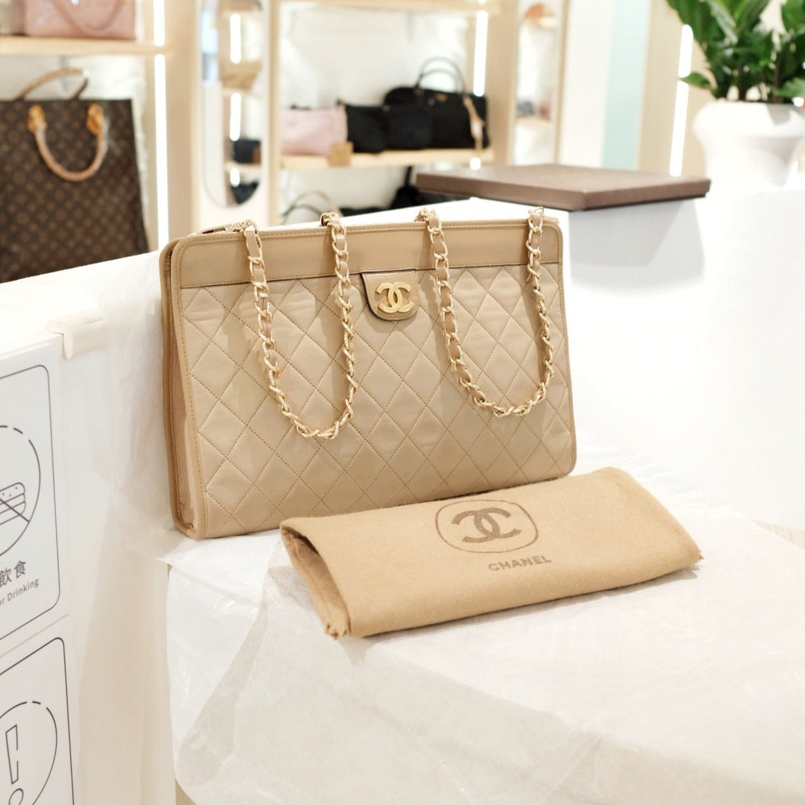 Chanel   beige pouch+chain