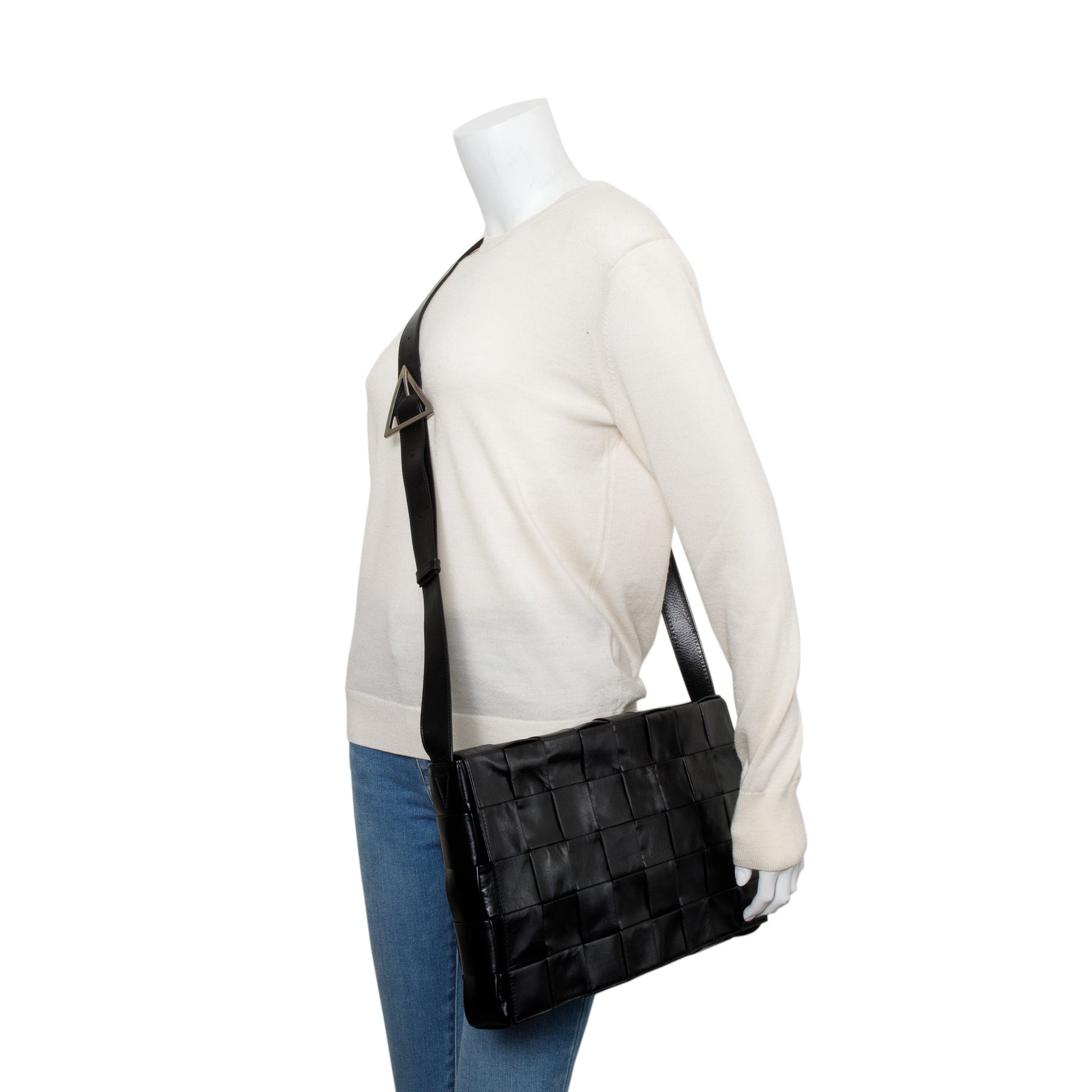 Bottega Veneta en Intrecciato Maxi Cassette Messenger Bag Leather Black Travel Bag