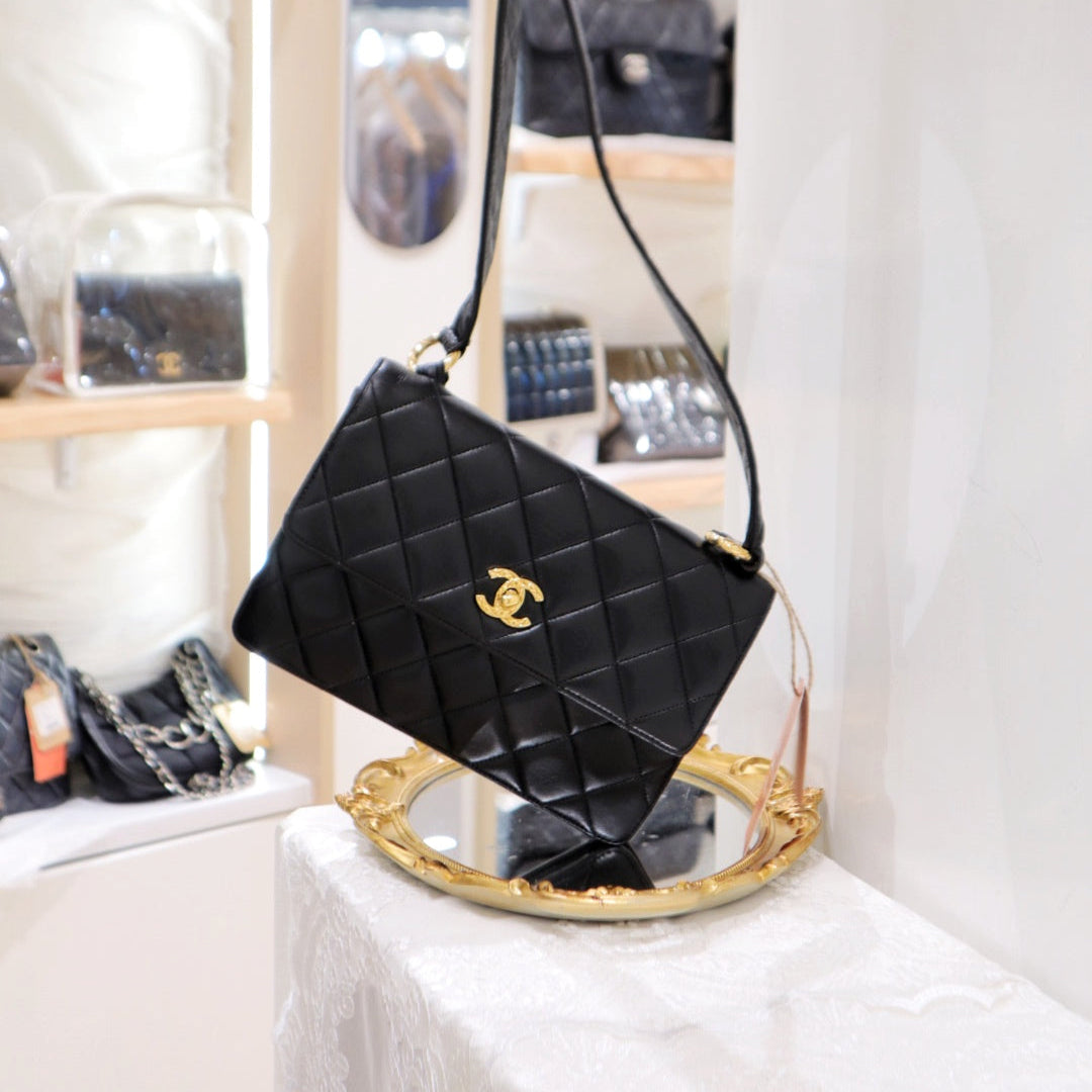 Chanel   CC logo shoulder bag