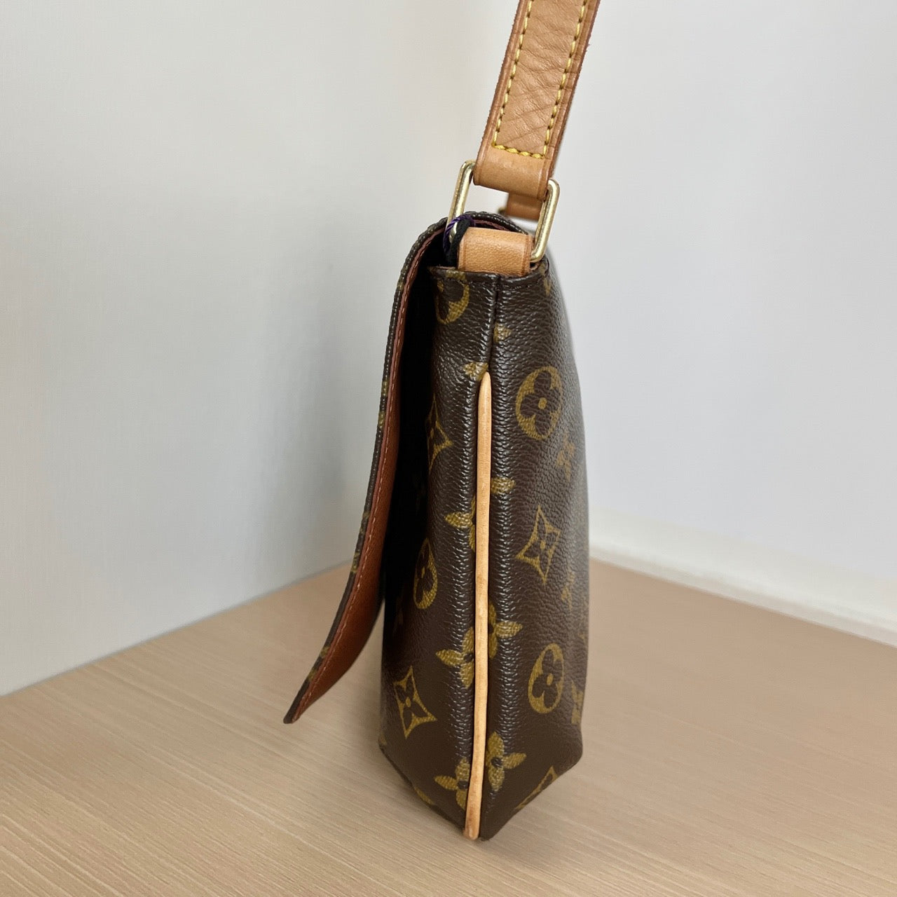 LOUIS VUITTON<br>Shoulder Bag