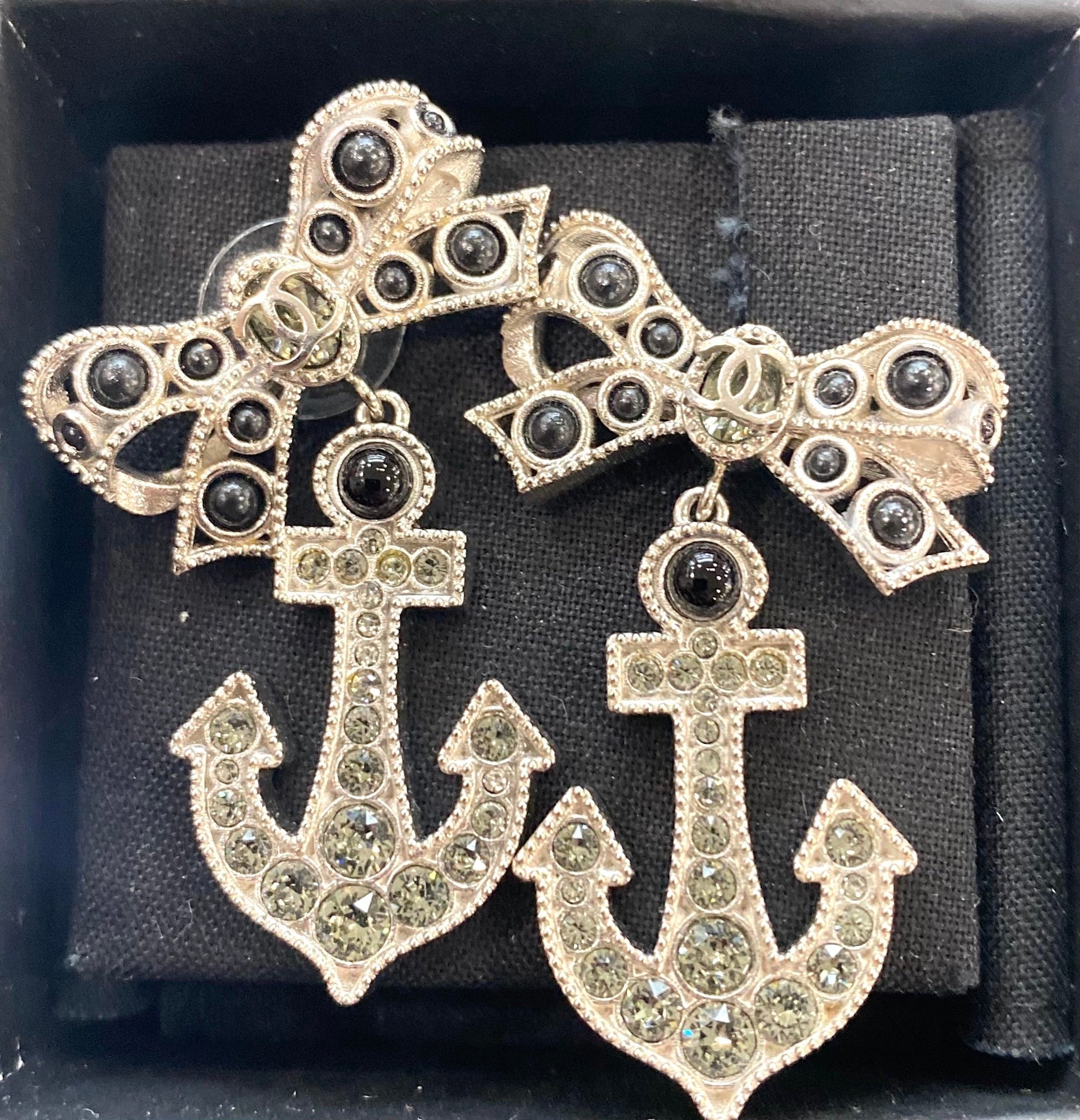 CHANEL CC ANCHOR CRYSTAL PEARL EARRINGS