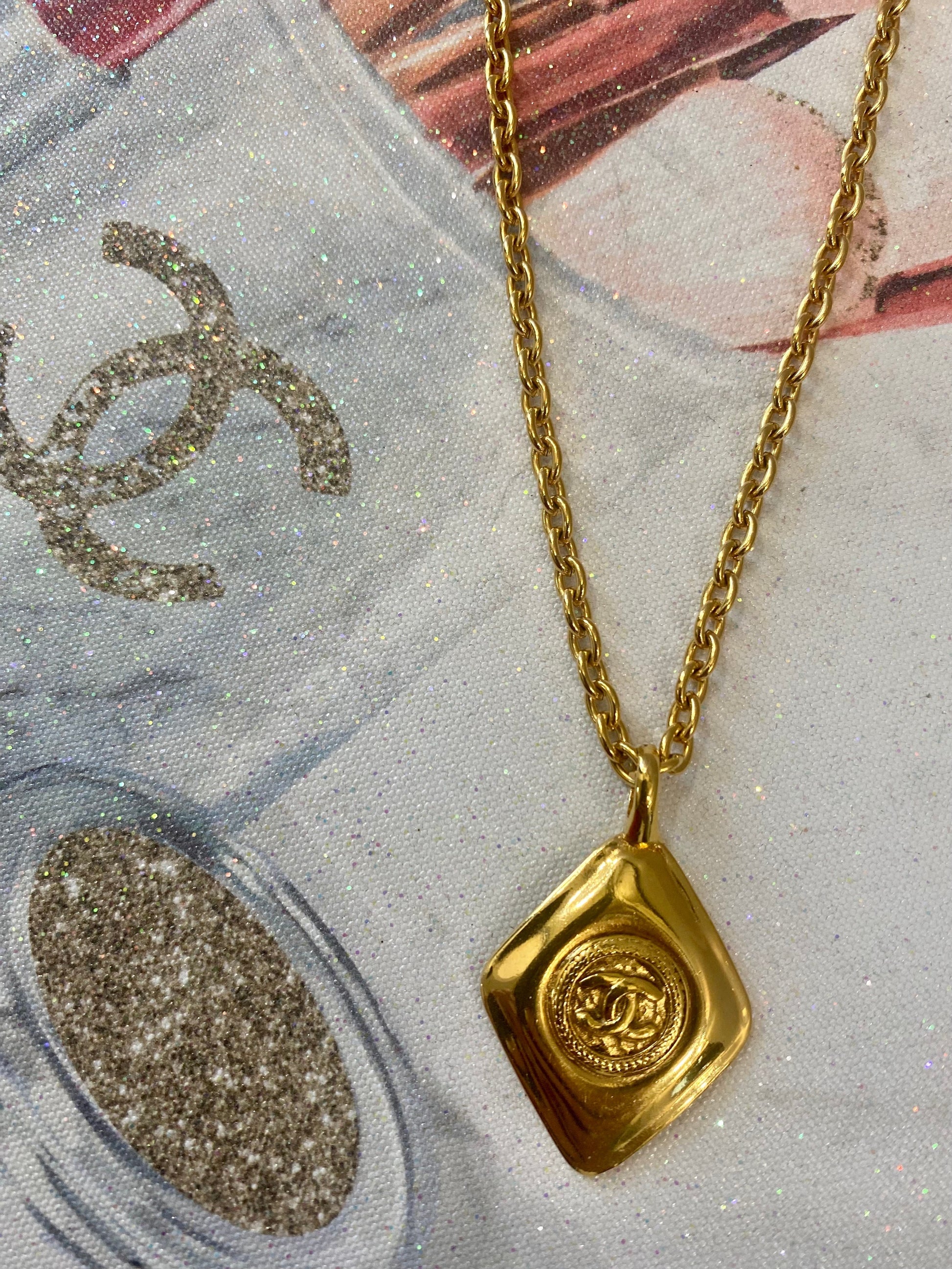 CHANEL CC   DIAMOND SHAPPED PENDANT NECKLACE