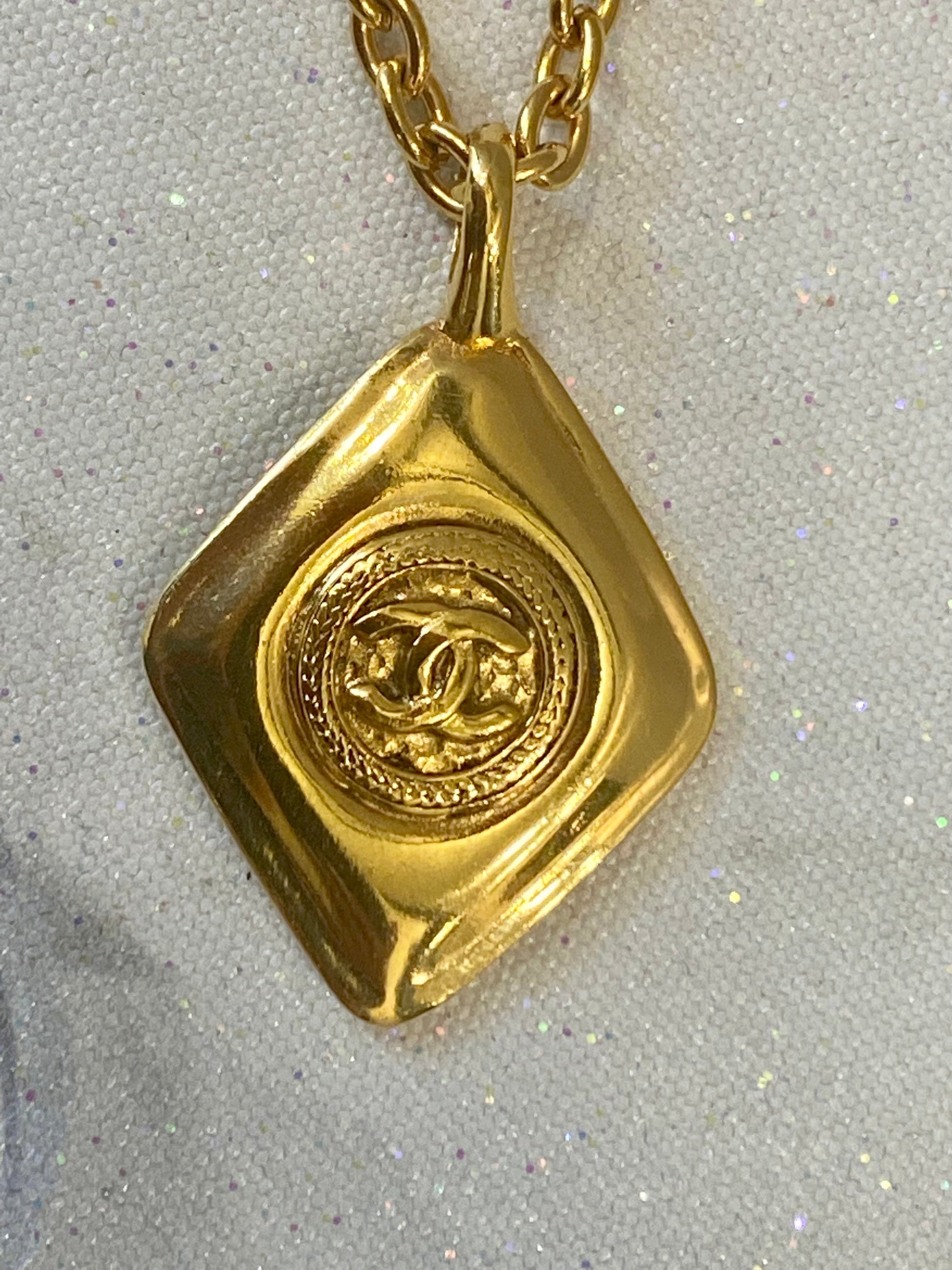 CHANEL CC   DIAMOND SHAPPED PENDANT NECKLACE