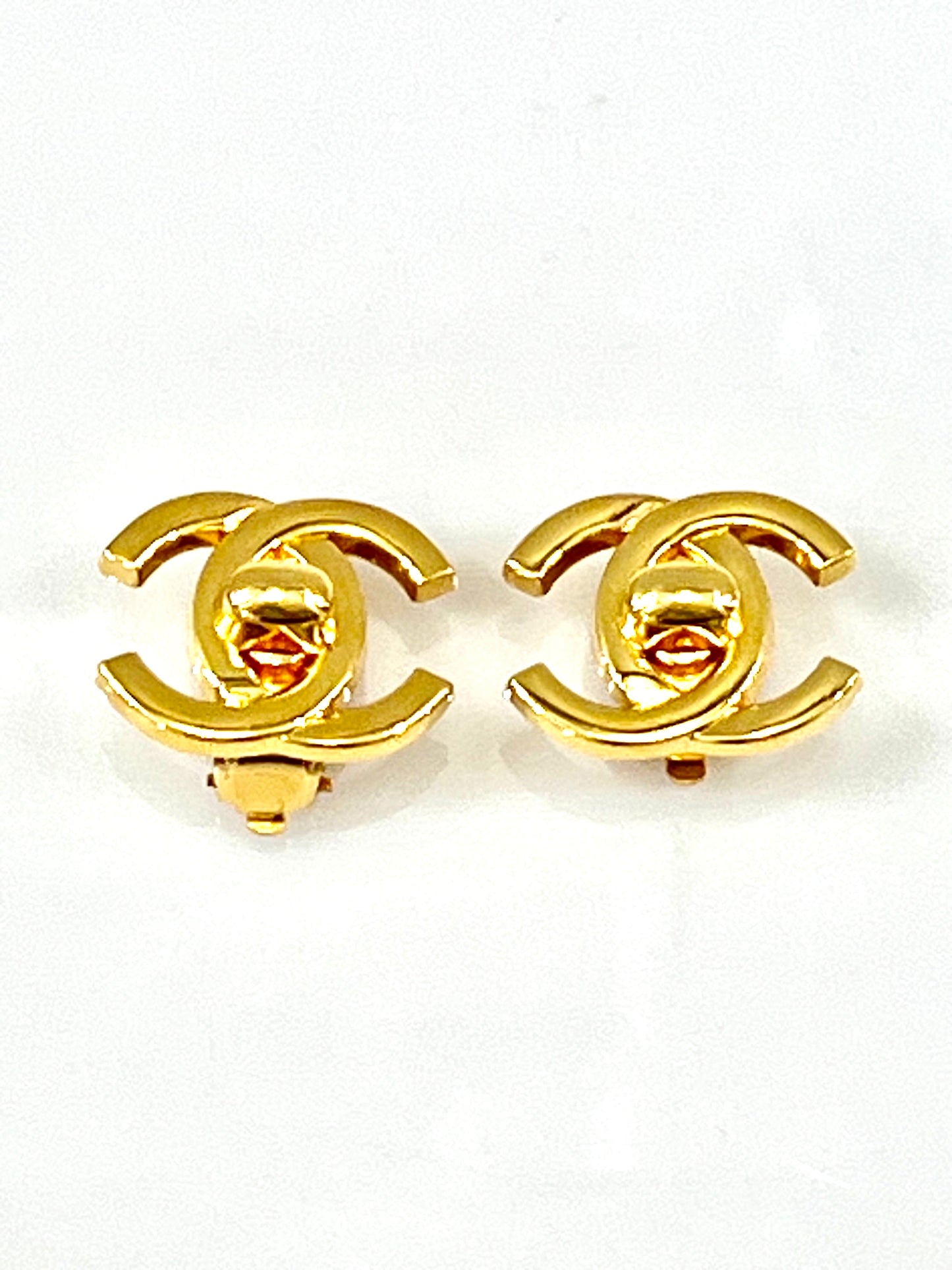 CHANEL CC LOGO TURNLOCK CLIP ON EARRINGS