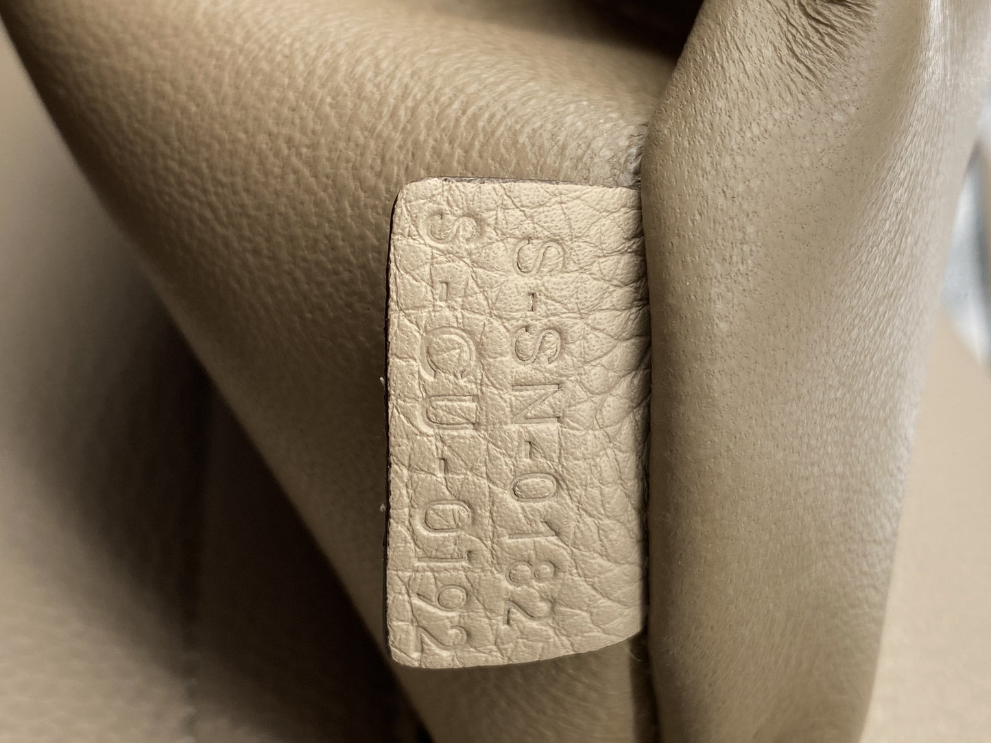 Luxury Drummed Trapeze Bag Taupe Leather Medium Travel Bag