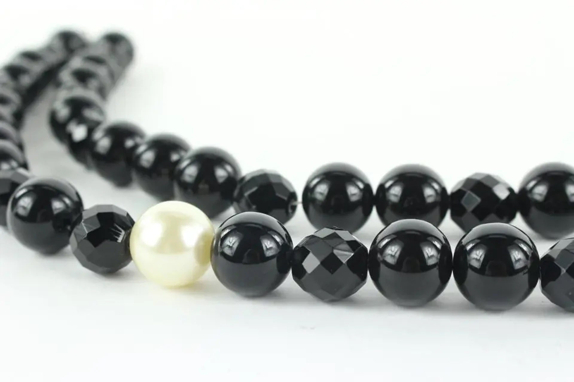 CHANEL 05P BLACK PEARL CC NECKLACE WITH FLOWER DETAIL