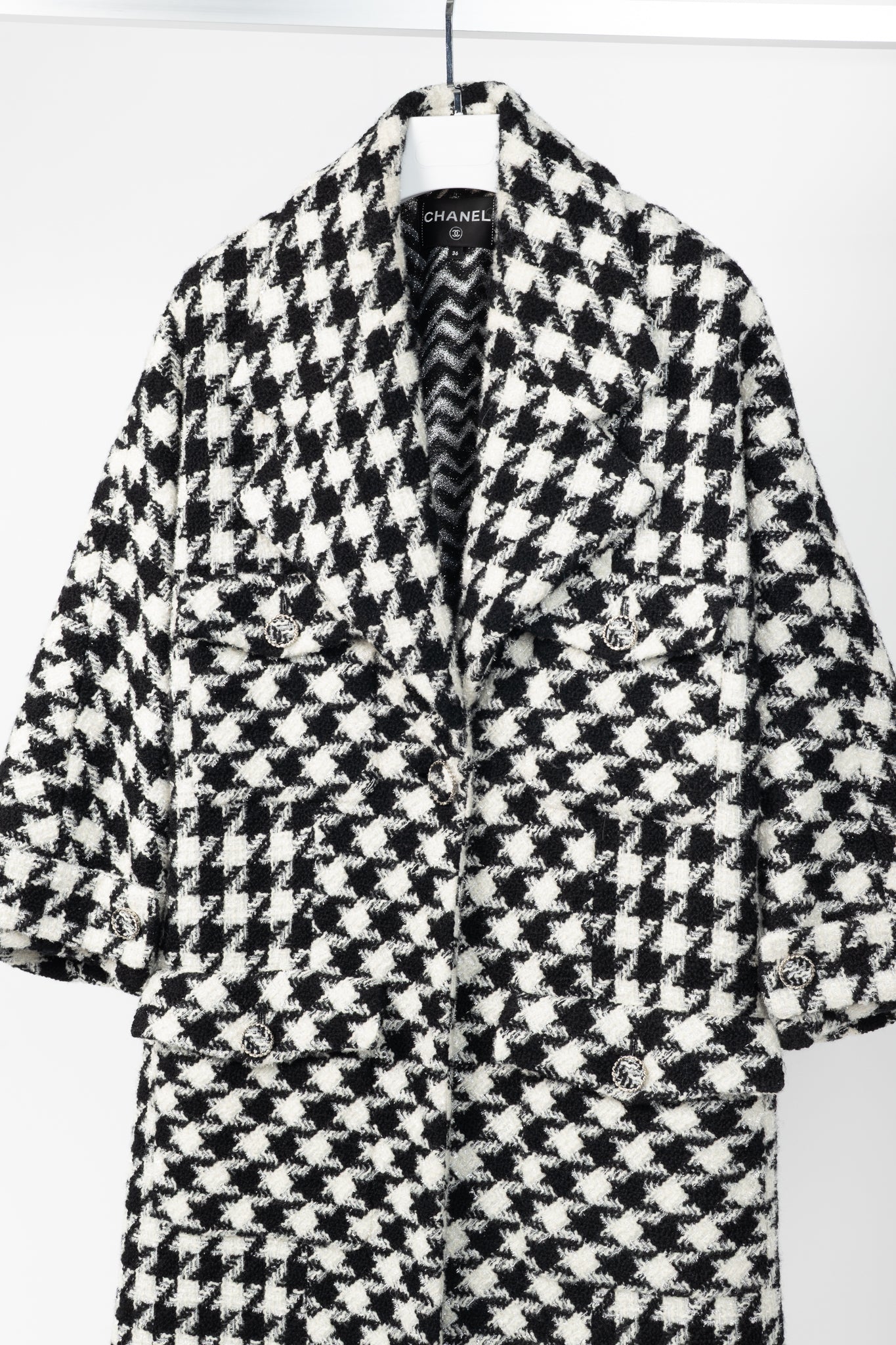 Chanel AW/19 Runway White & Black Houndstooth Wool-Tweed Coat