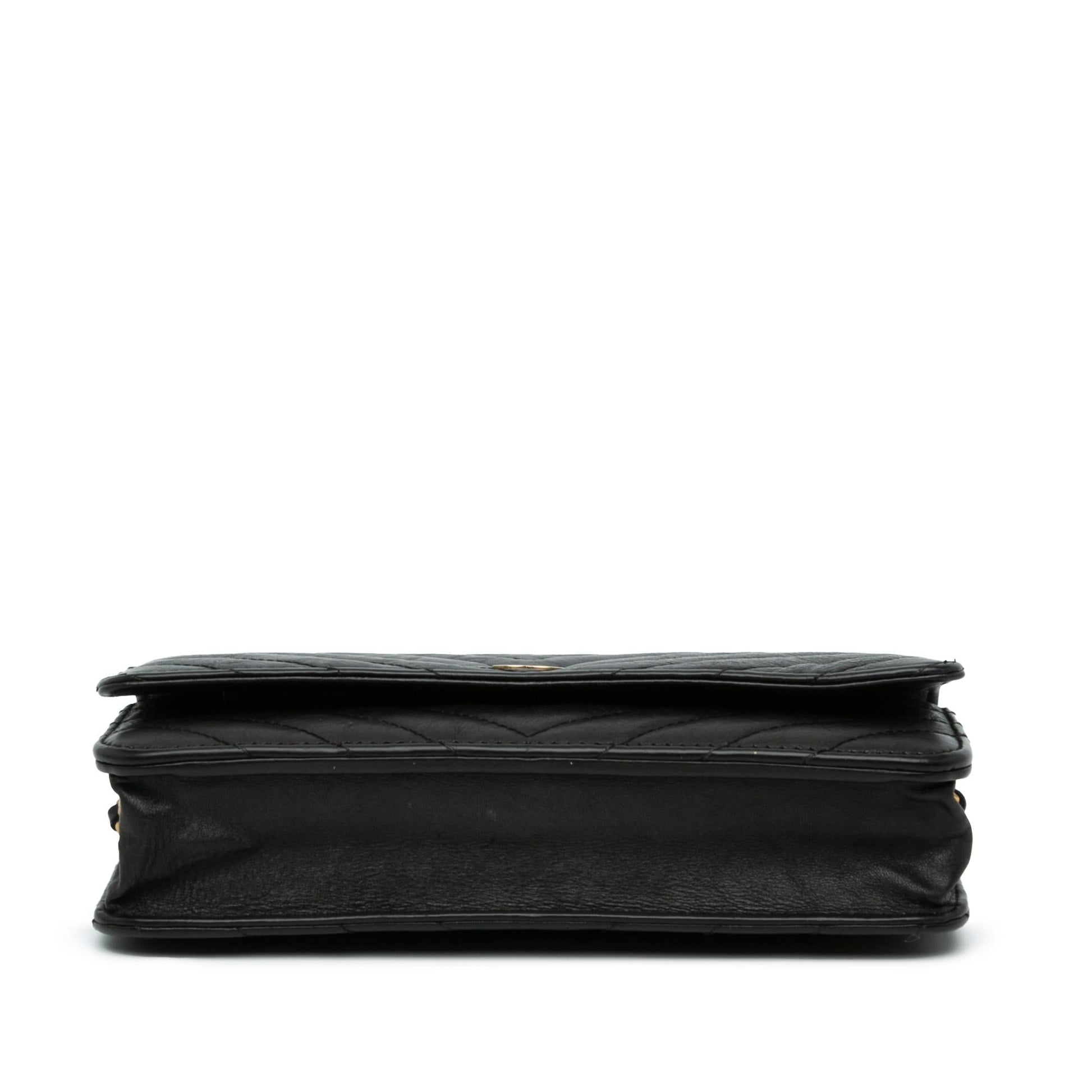 Chanel CC Chevron Lambskin Wallet On Chain (SHG-68tvq5)