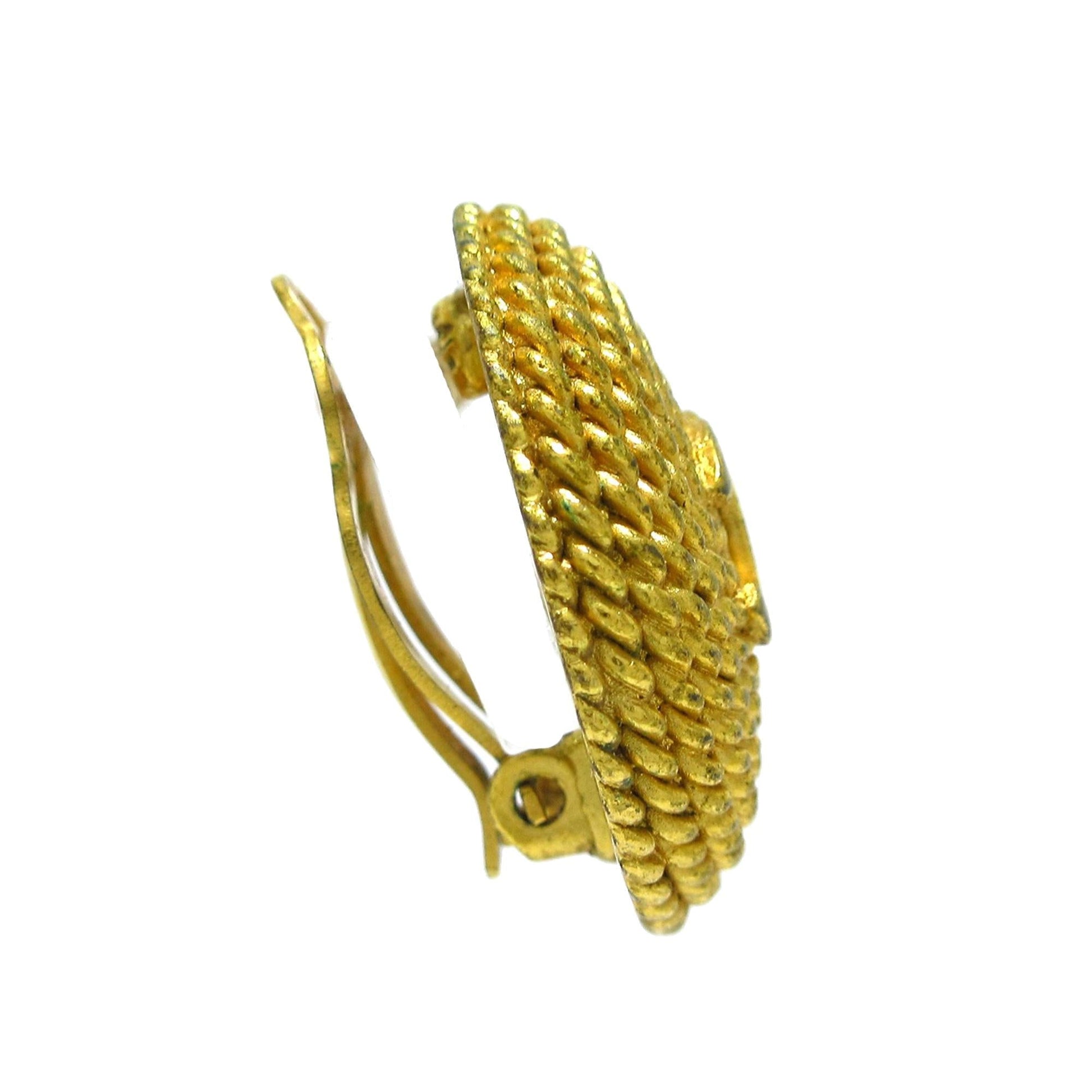 Chanel Cc Clip On Earrings (Shg-Ciokzo)