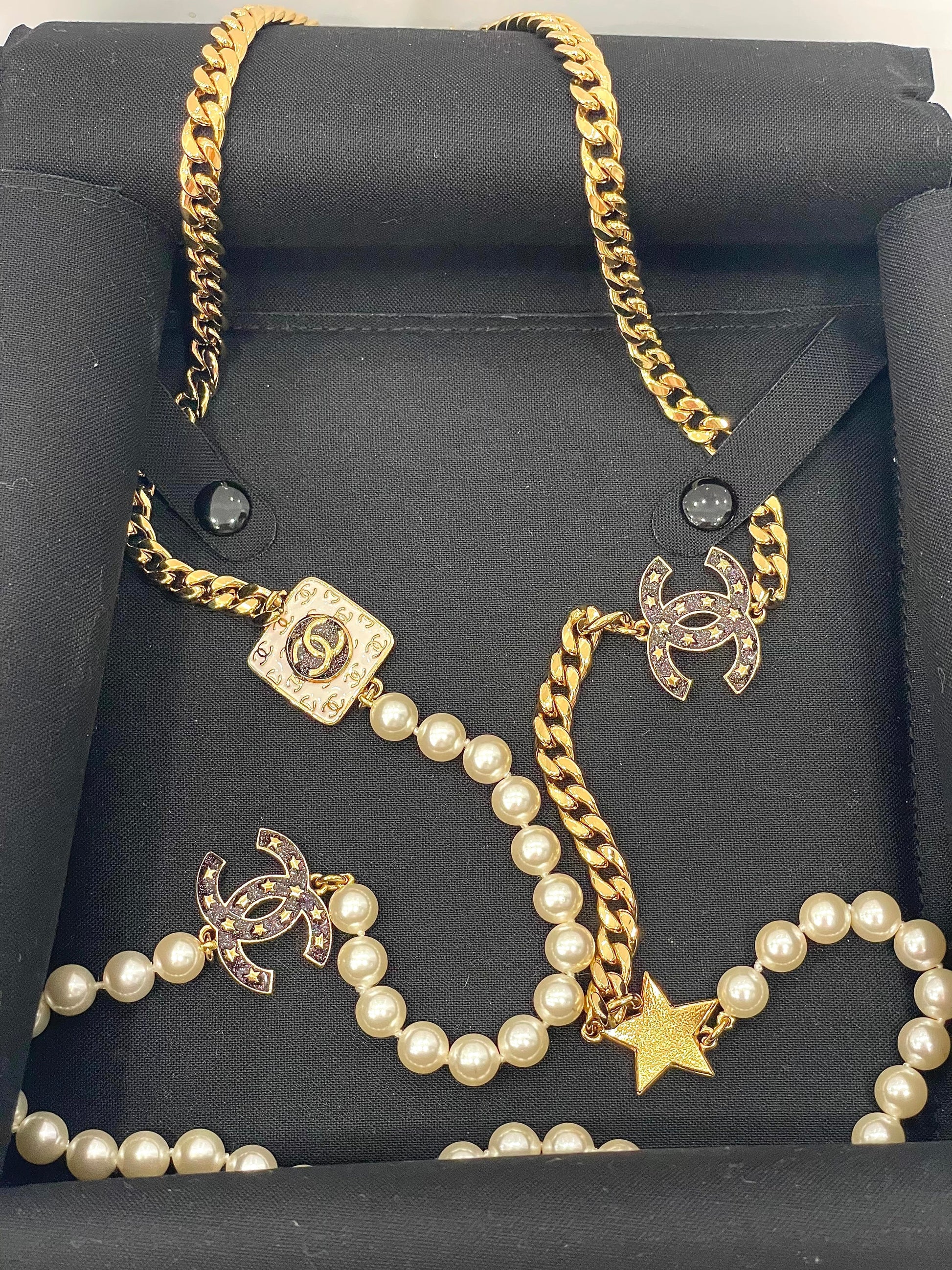 CHANEL CC CHAIN LINK PEARL MULTIPLE CHARMS NECKLACE
