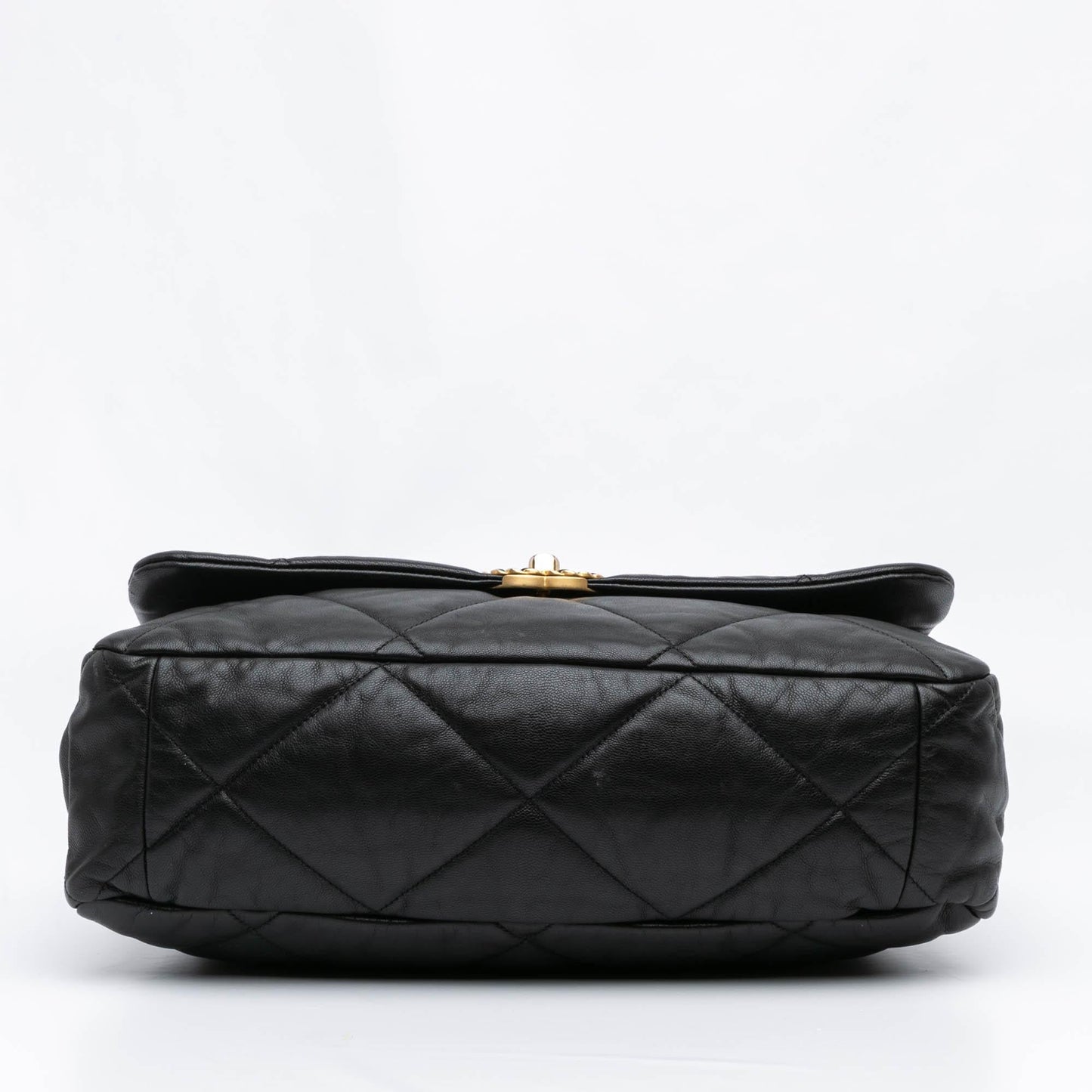 Chanel Maxi Lambskin 19 Flap Handbag Shg Zmpwqd