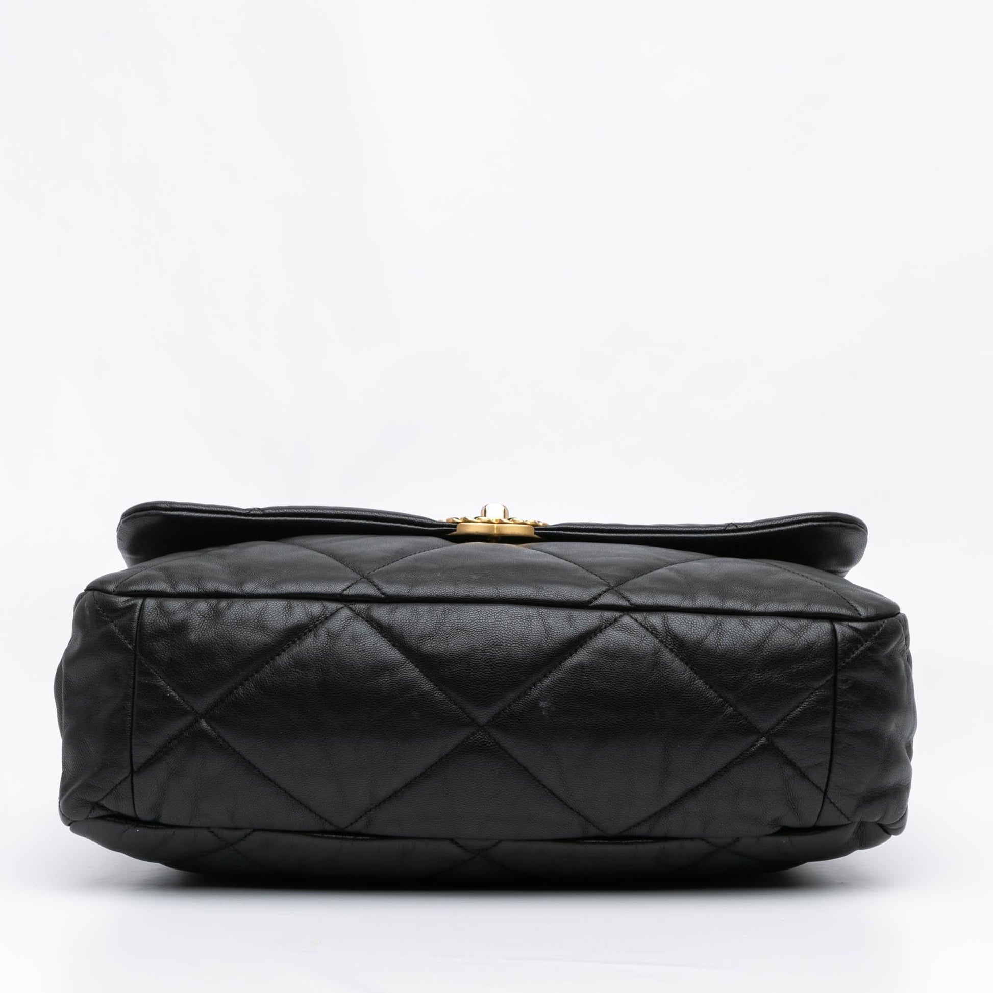 Chanel Maxi Lambskin 19 Flap Handbag Shg Zmpwqd