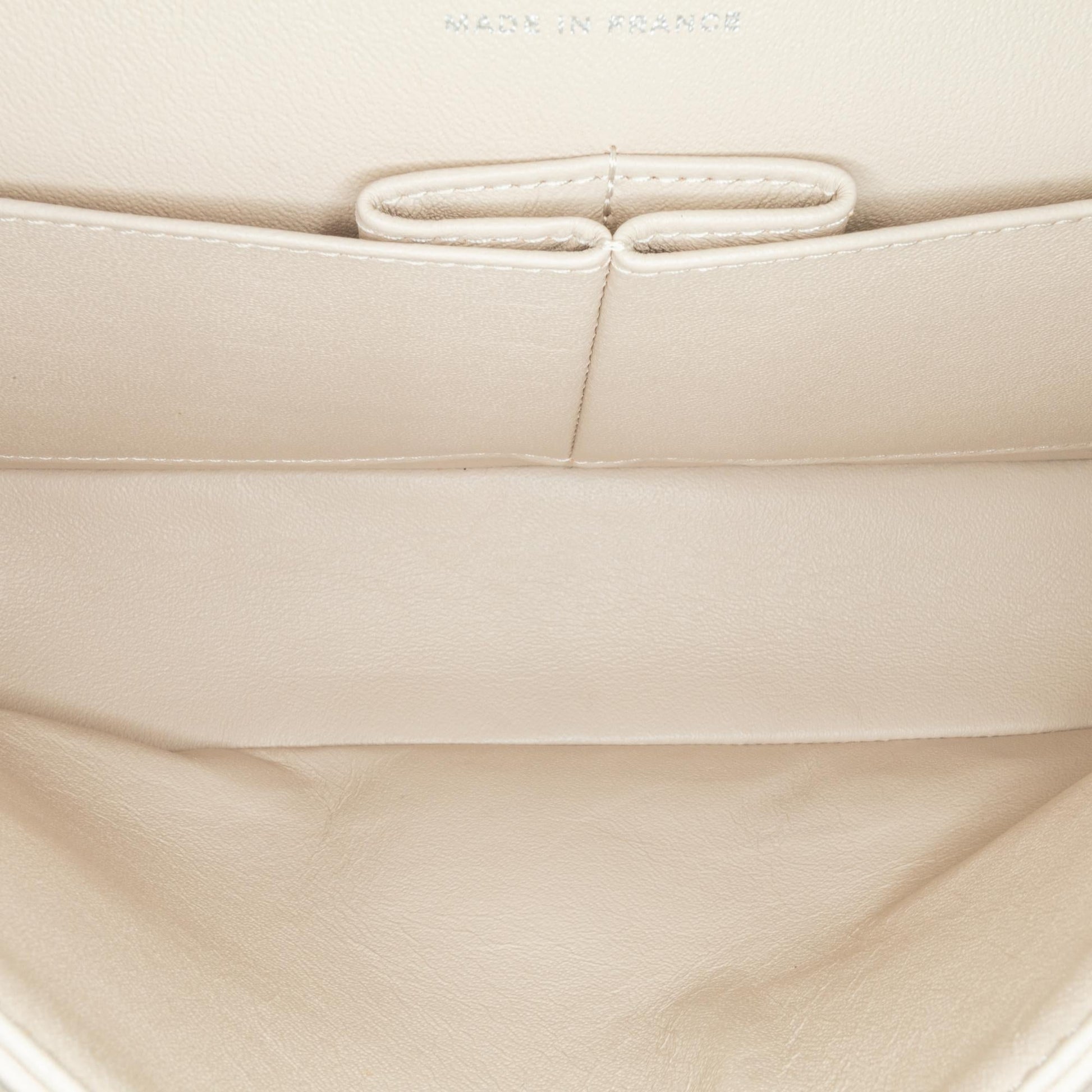 Chanel Medium Classic Lambskin Double Flap (SHG-ouJySv)