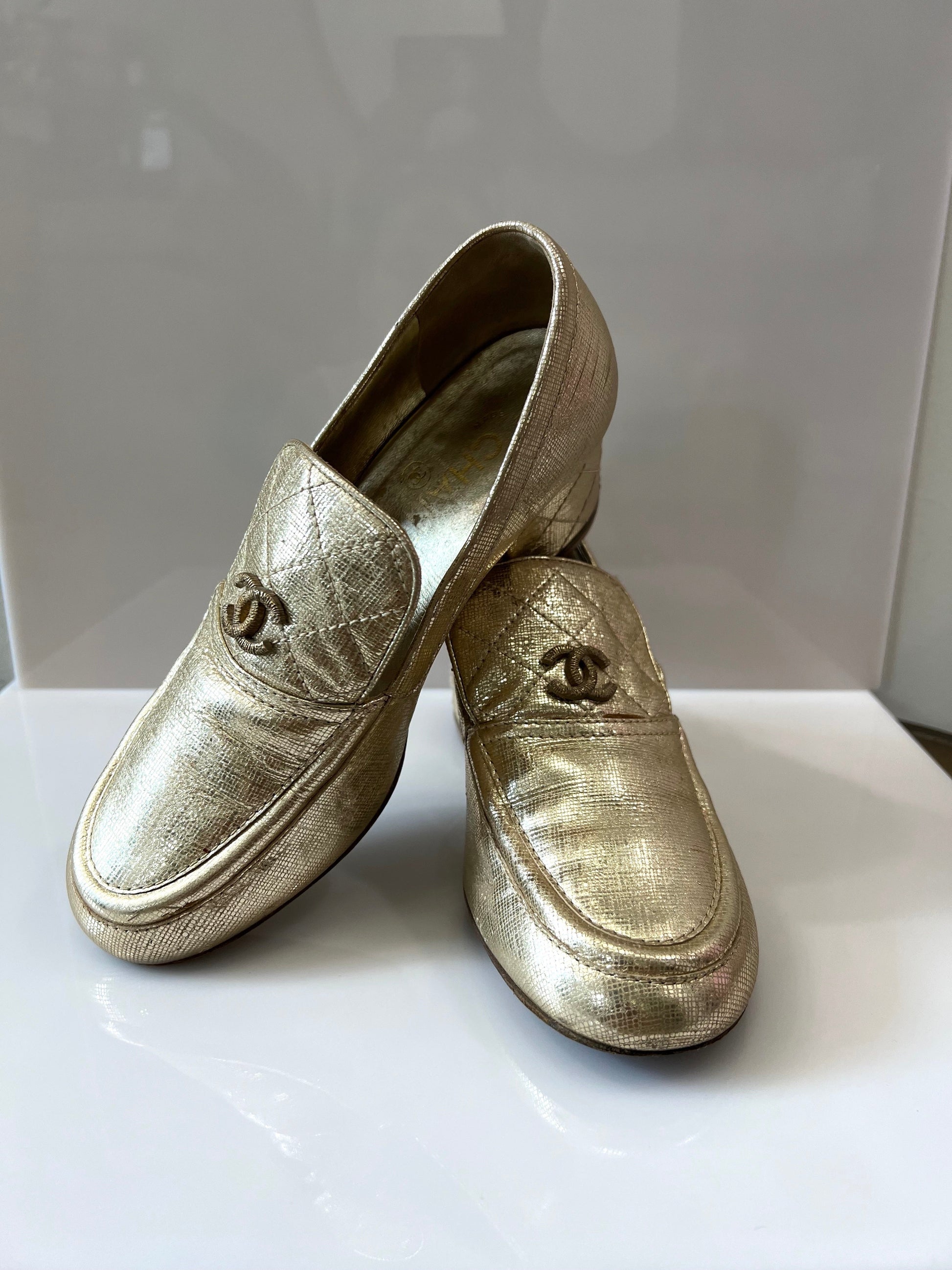 CHANEL CC METALLIC GOLD TEXTURED LEATHER STACKED HEEL LOAFERS