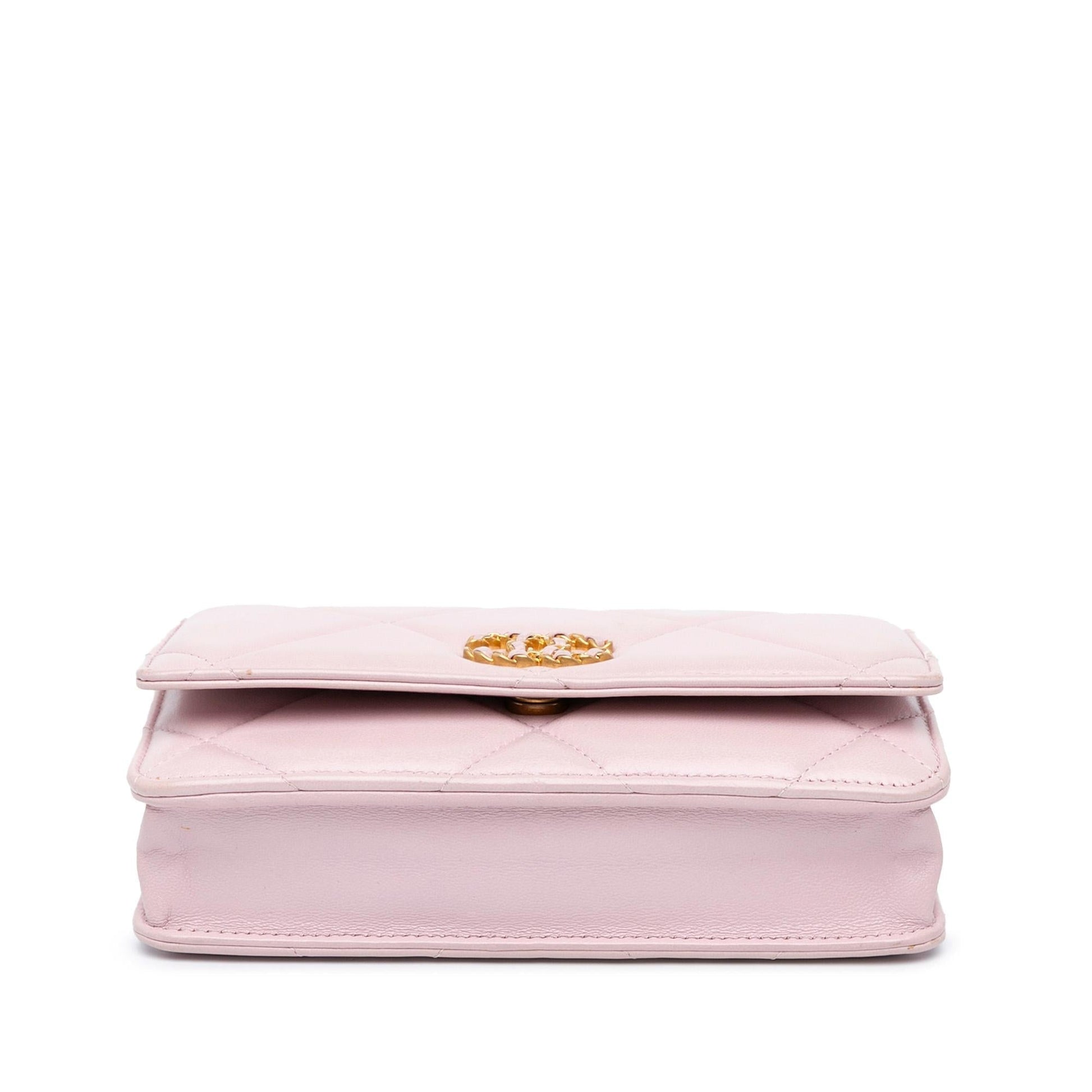 Chanel Quilted Lambskin 19 on SHG-td22ep Wallet Case