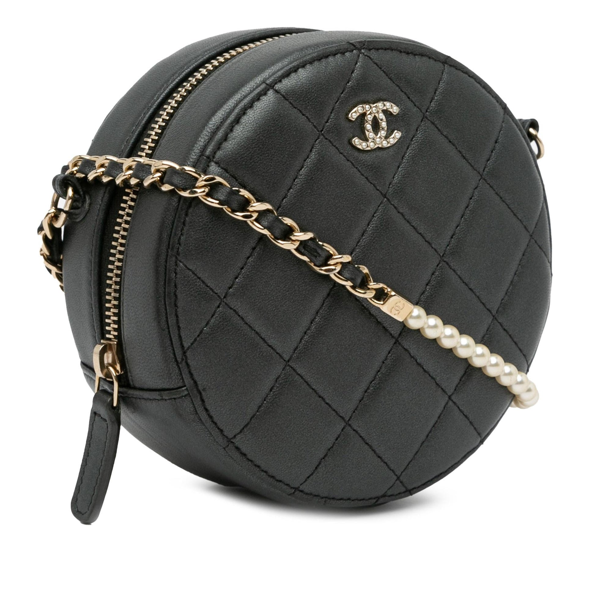 Chanel Quilted Lambskin Round Pearl Clutch with Chain (SHG-gvPaNX)