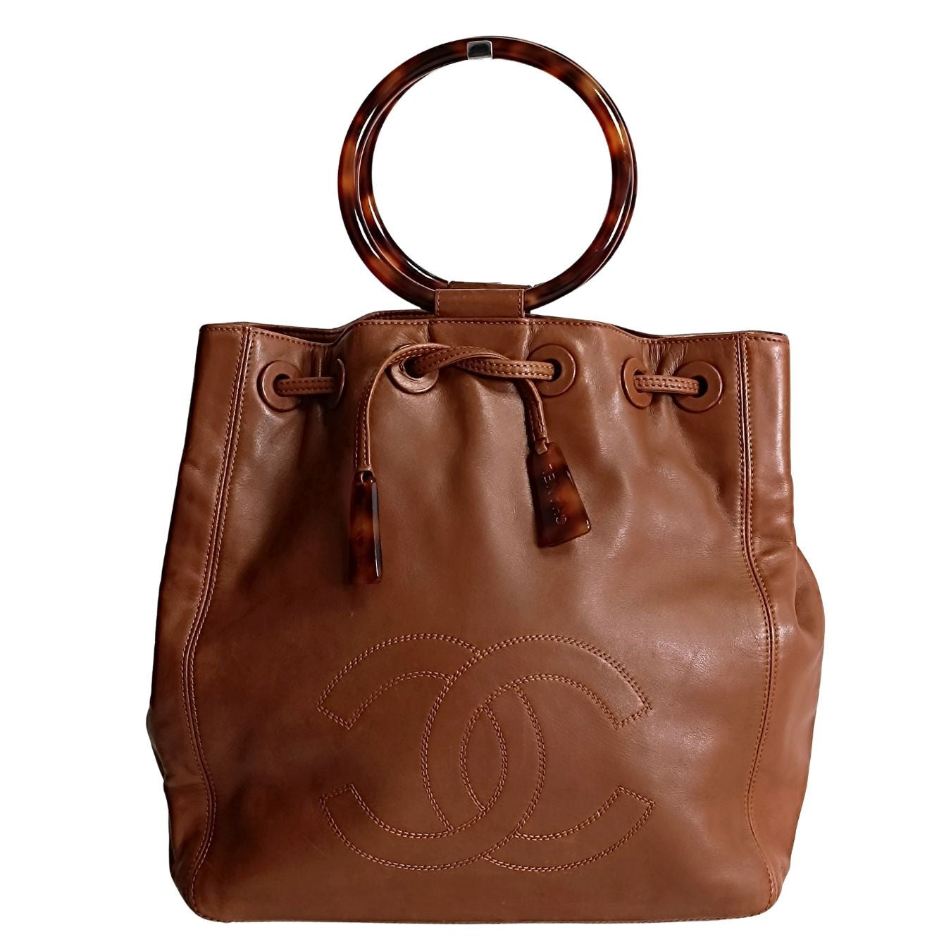 CHANEL bucket style handbag with drawstring in leather and bone
