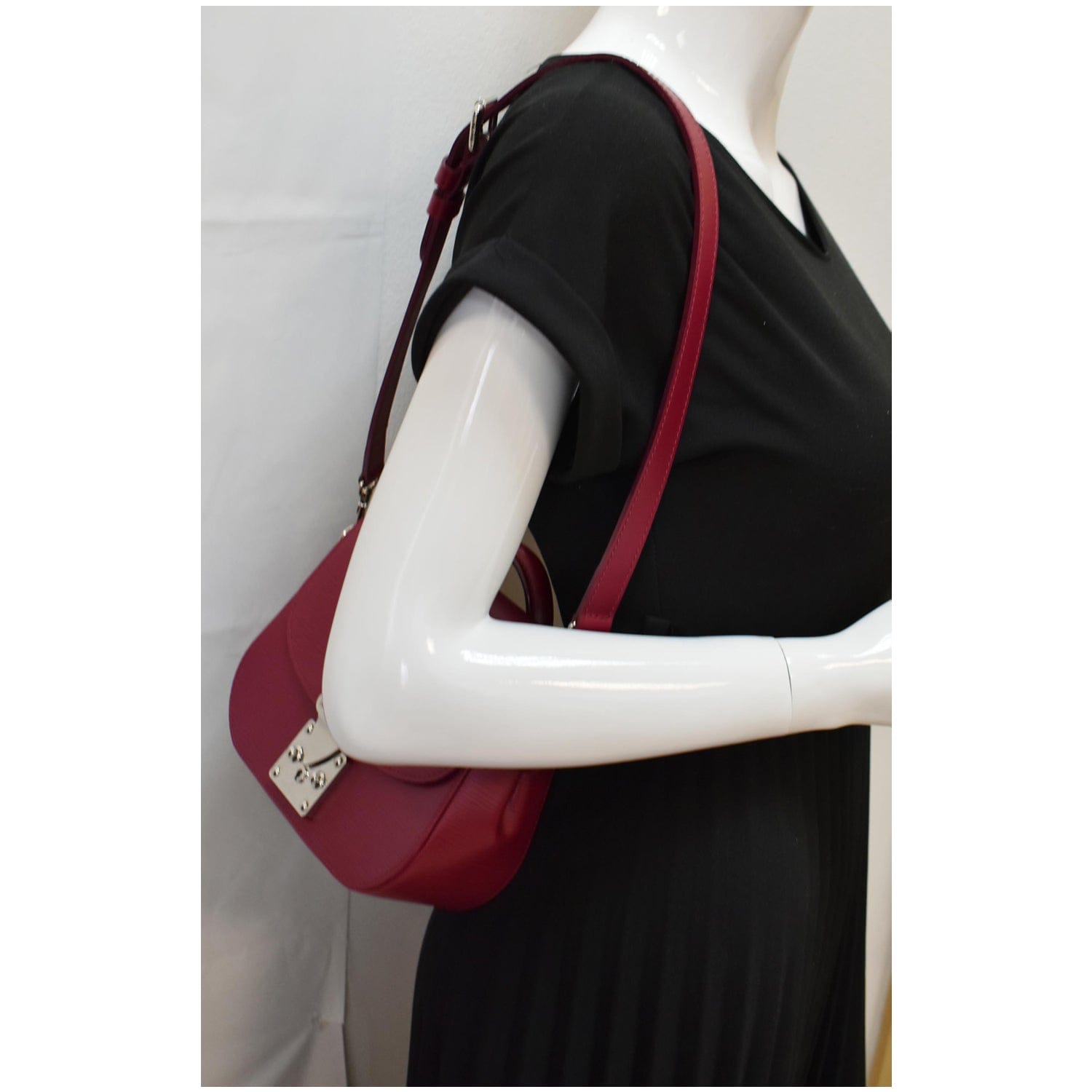 Louis Eden Pm Epi Shoulder Bag Fuchsia Leather