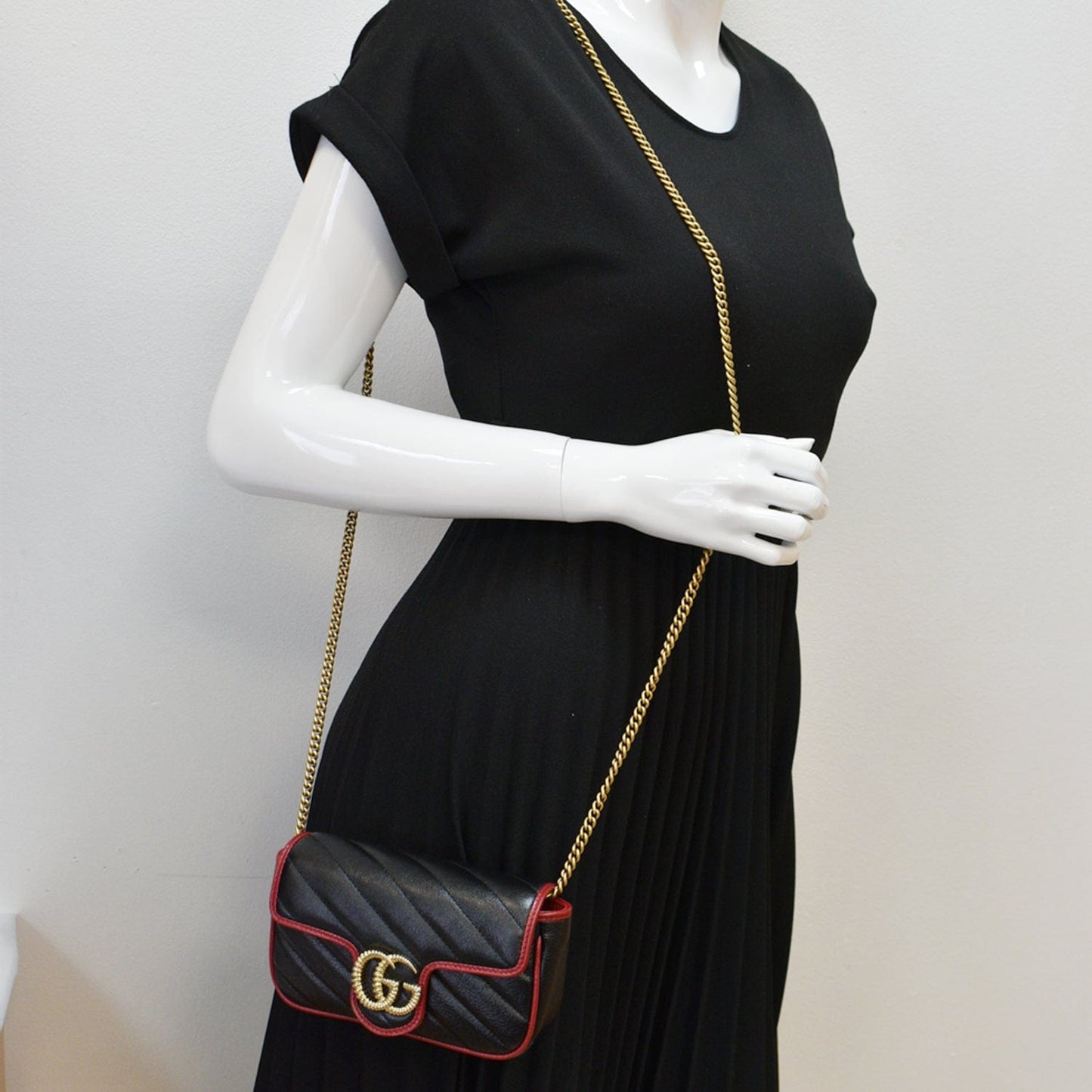 Gucci Marmont Matelassã Shoulder Crossbody Bag Cerise Leather Black