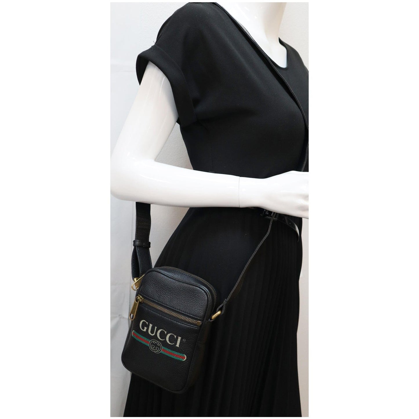 Gucci Grained Messenger Bag Leather Black Crossbody Bag