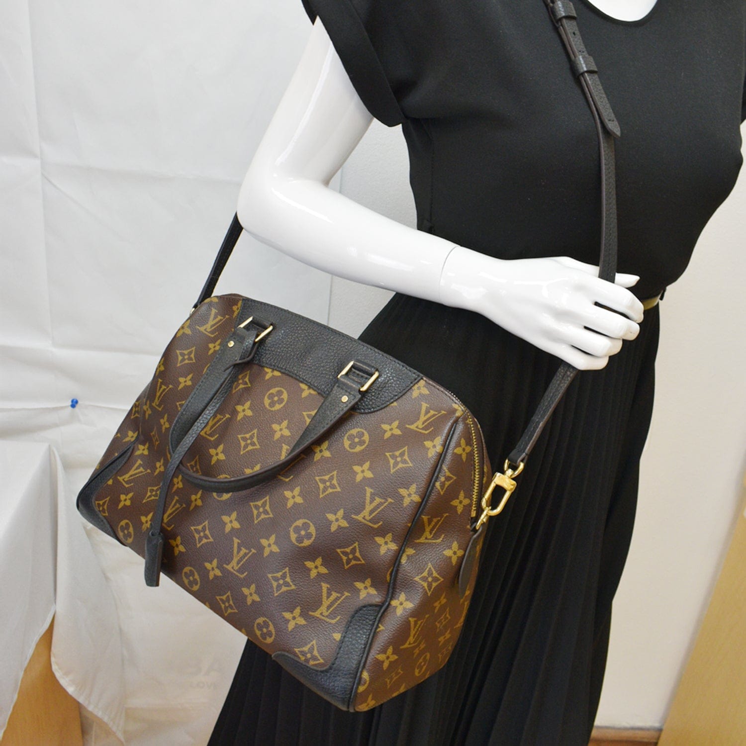 Louis Retiro Nm Shoulder Bag Noir Off Canvas Monogram