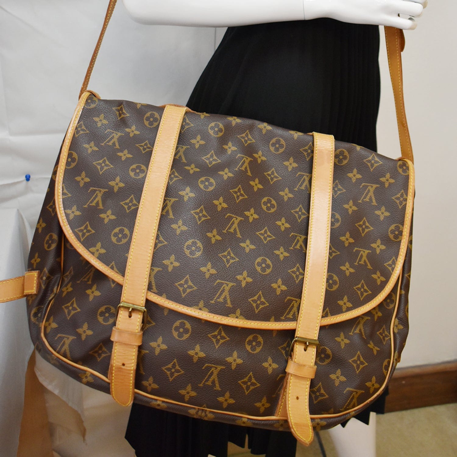 Louis Saumur Xl Large Shoulder Bag Canvas Monogram