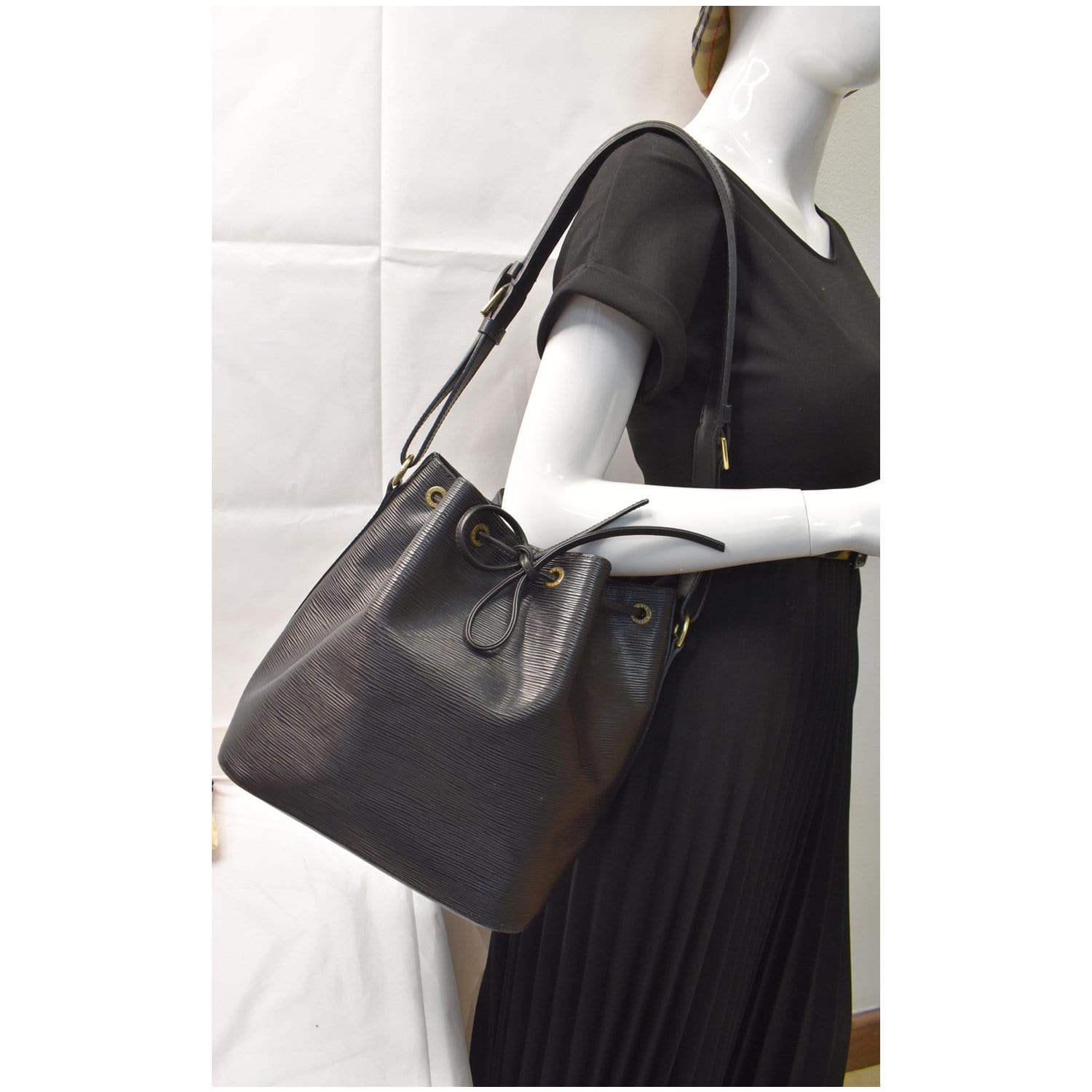 Louis Petit Noe Epi Shoulder Bag Leather Black