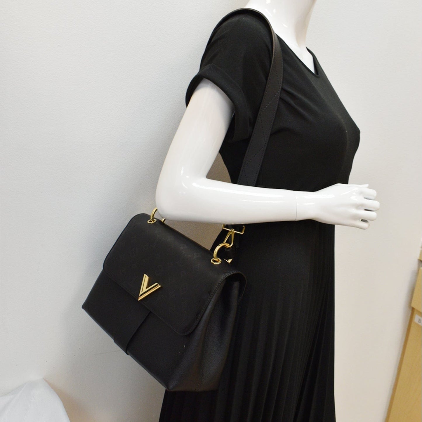 Louis Very One Handle Shoulder Bag Monogram Black