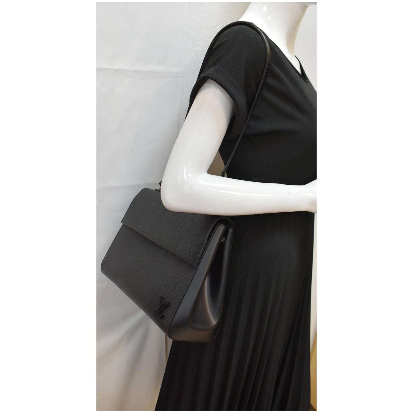 Louis Cluny Mm Epi Shoulder Bag Leather Black