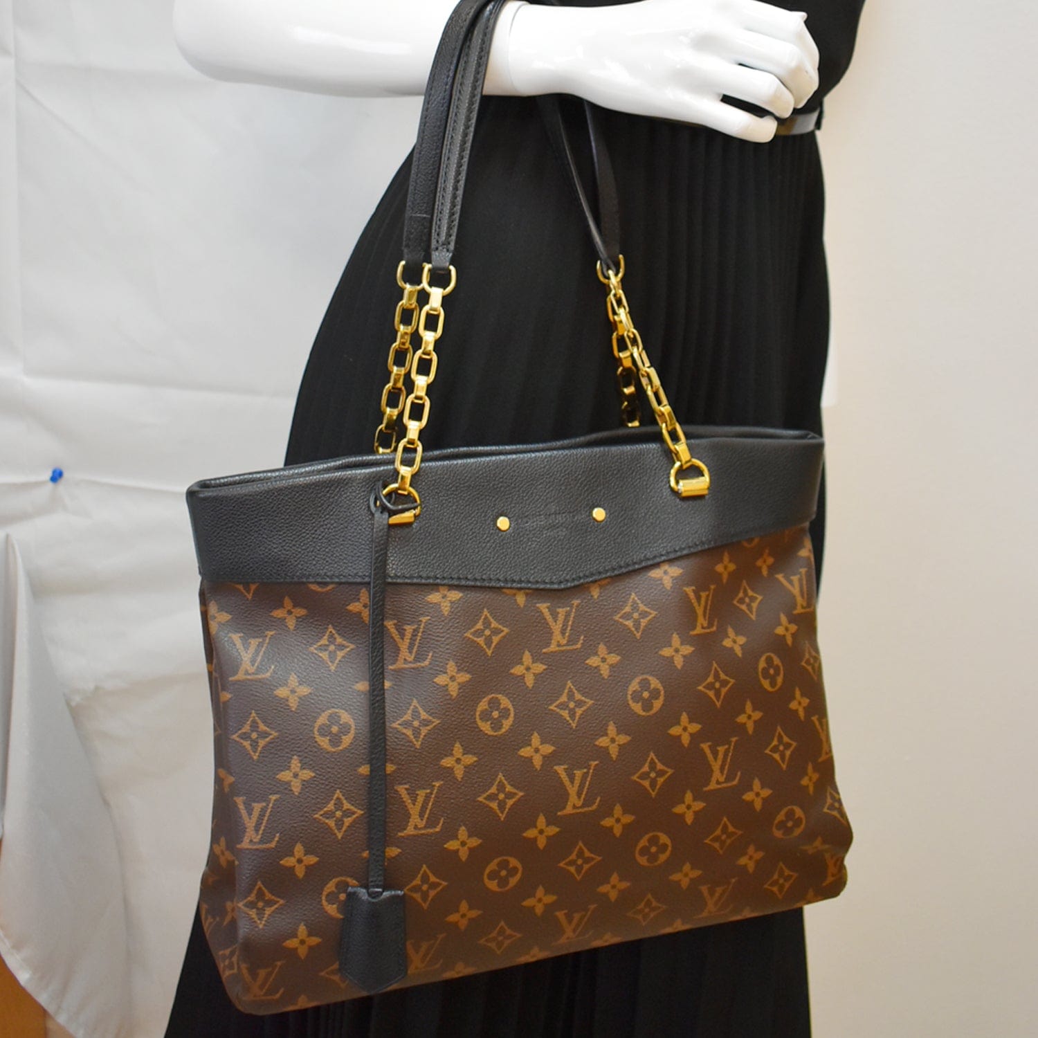 Louis Pallas Chain Shopper Bag Canvas Monogram Shoulder Bag