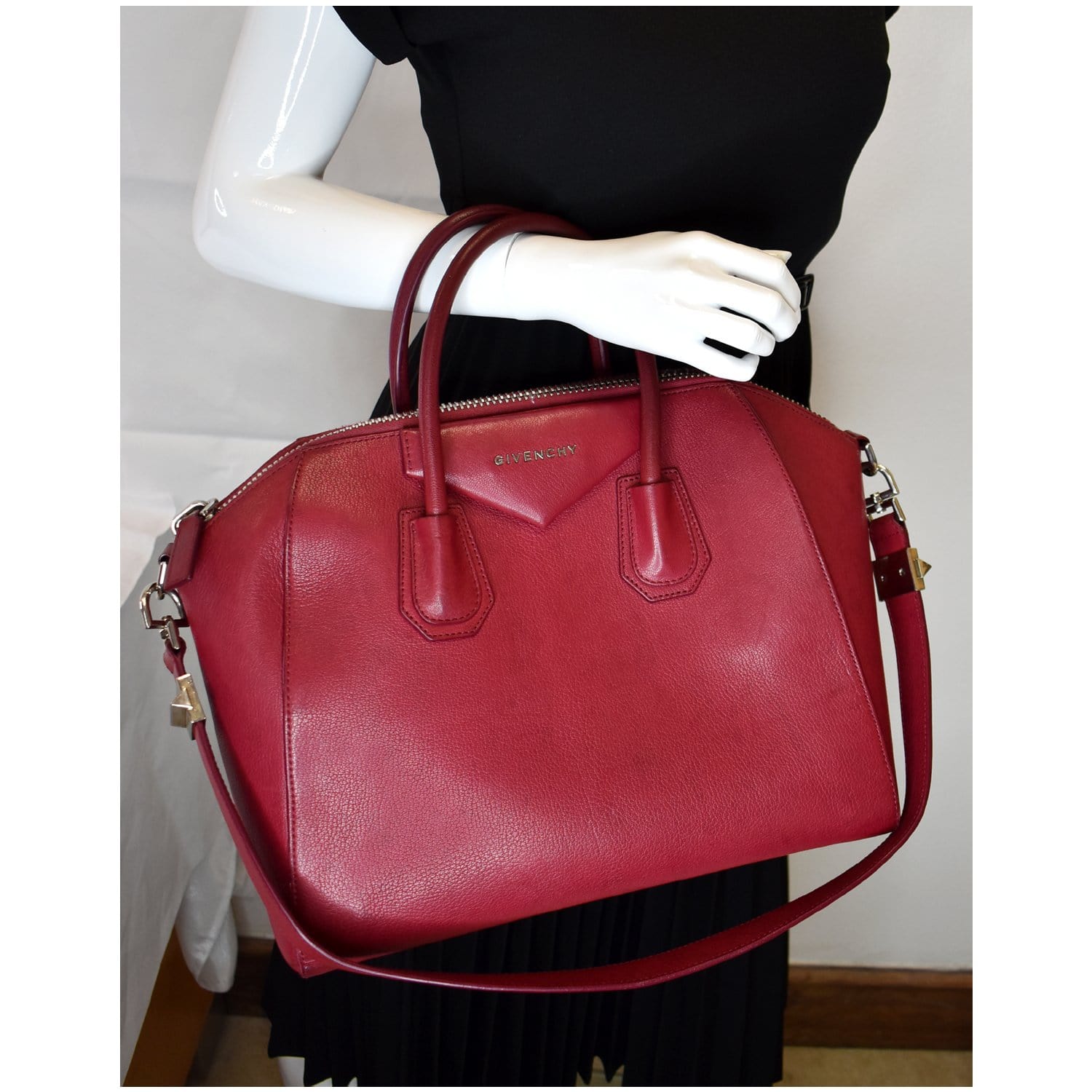 Givenchy Antigona Goatskin Shoulder Bag Leather Red