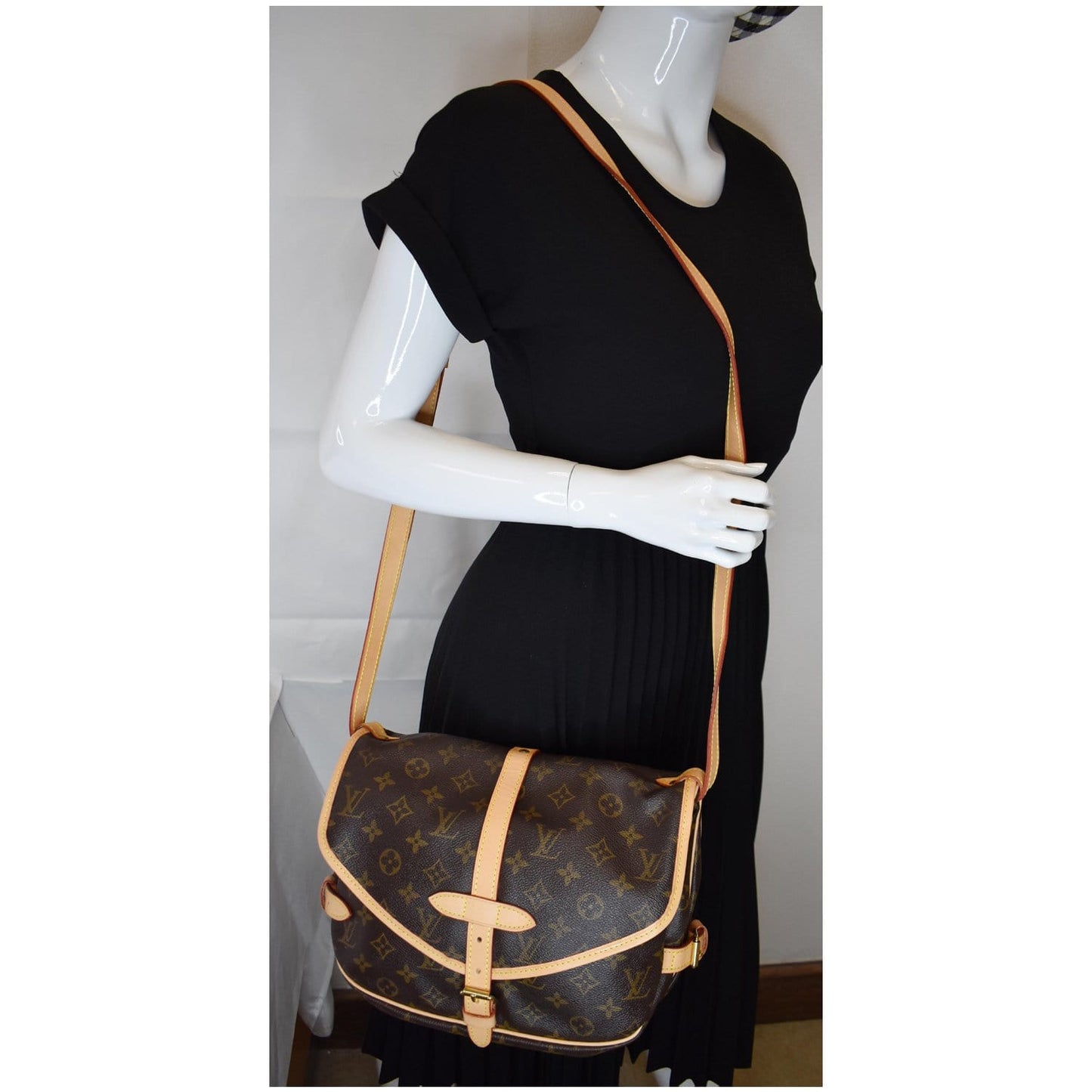 Louis Saumur Shoulder Bag Canvas Monogram Brown 3