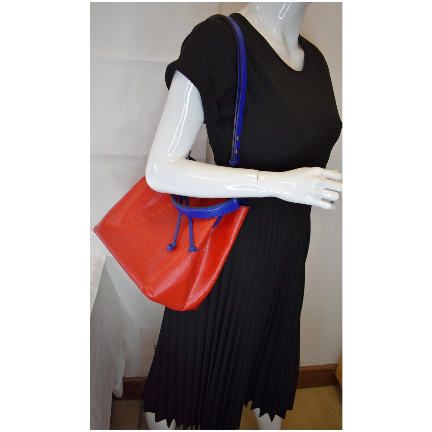 Louis Neonoe Epi Shoulder Bag Coquelicot Leather
