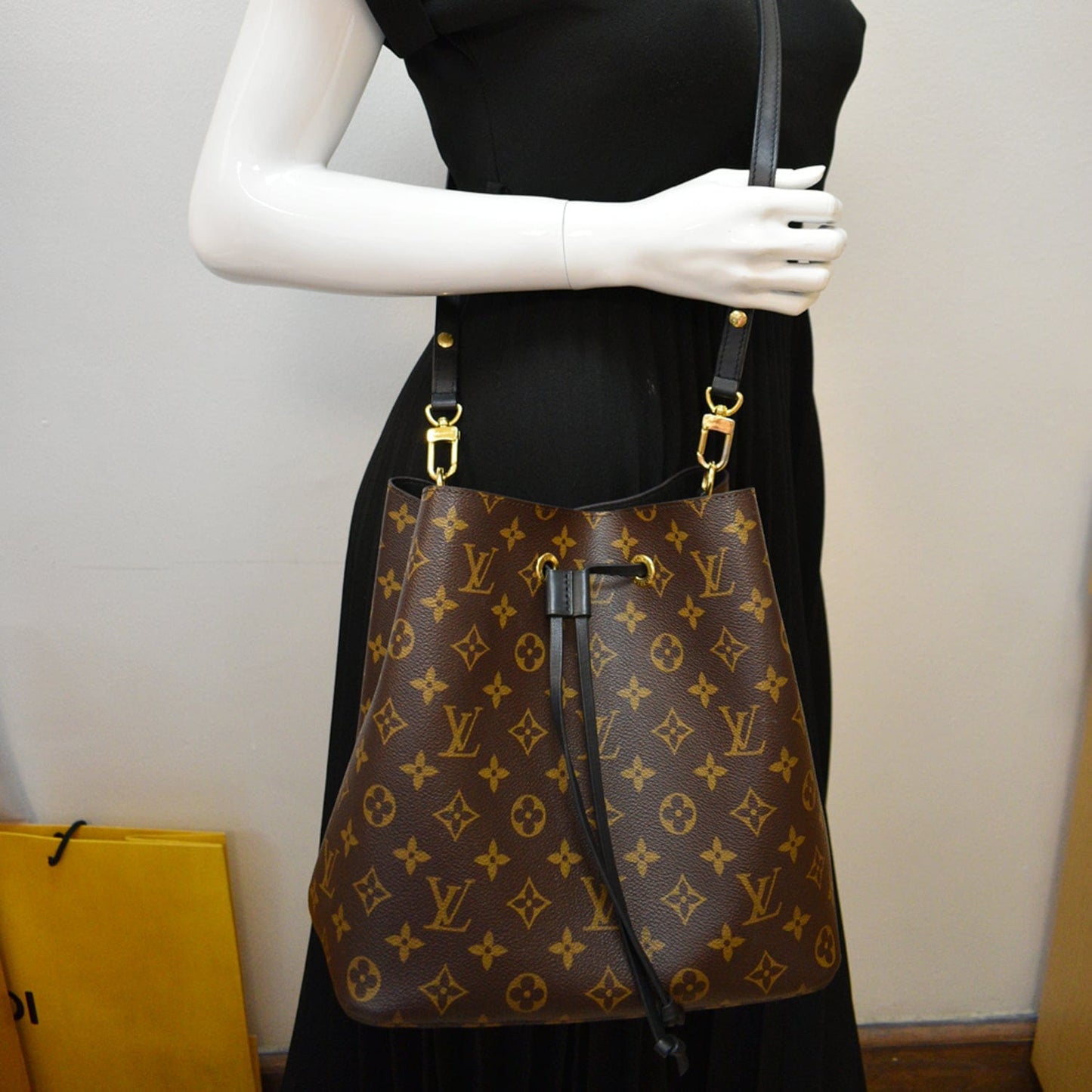 Louis Neonoe Shoulder Bag Canvas Monogram