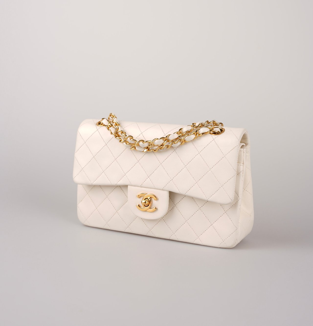 Chanel Medium   White Classic Double Flap Bag in Lambskin with gold hardware