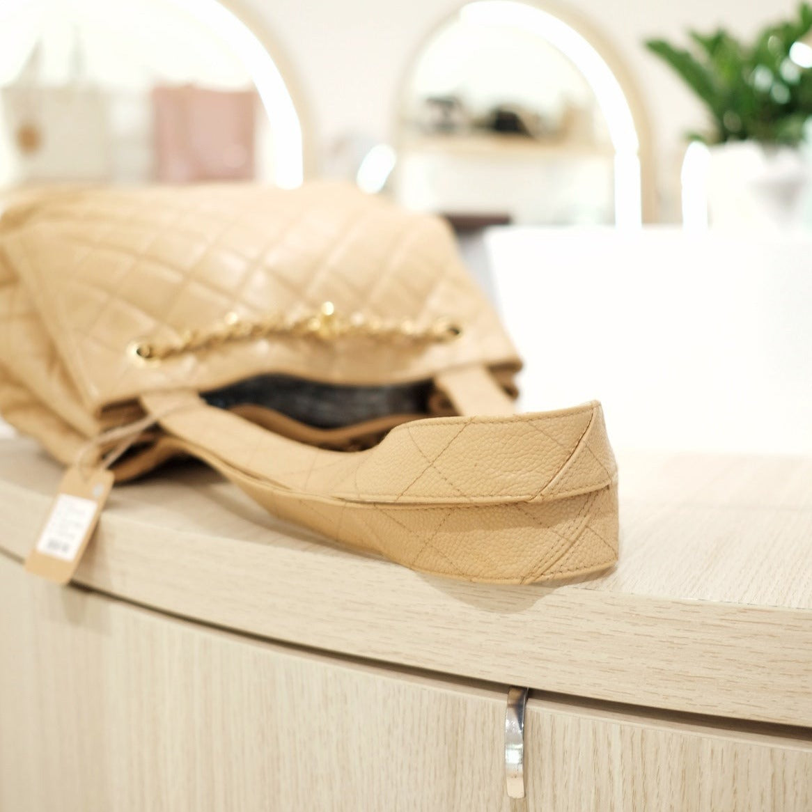 Chanel   cowhide tote bag