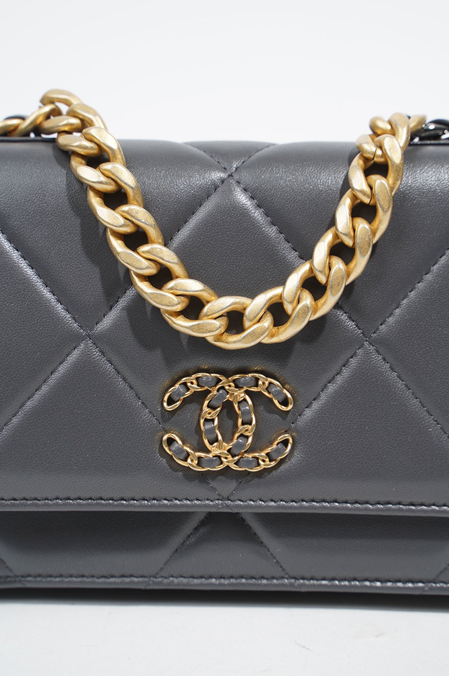 Chanel Womens 19 Wallet On Chain