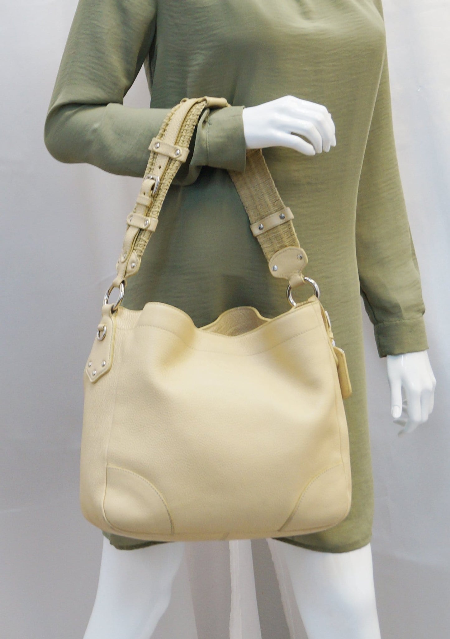 Daino Hobo Shoulder Bag Leather Cream
