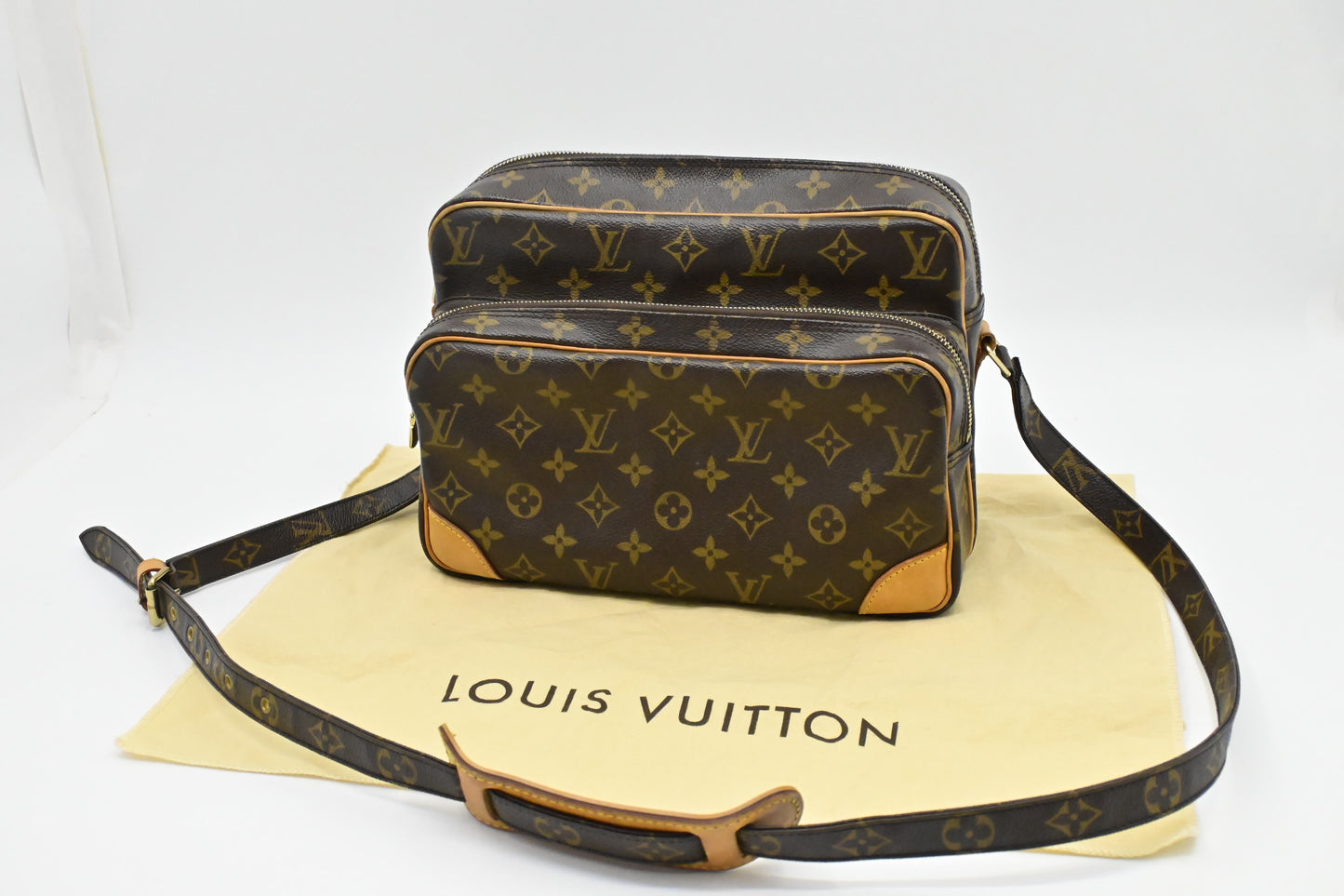 Louis Vuitton Nil Monogram Canvas Handbag