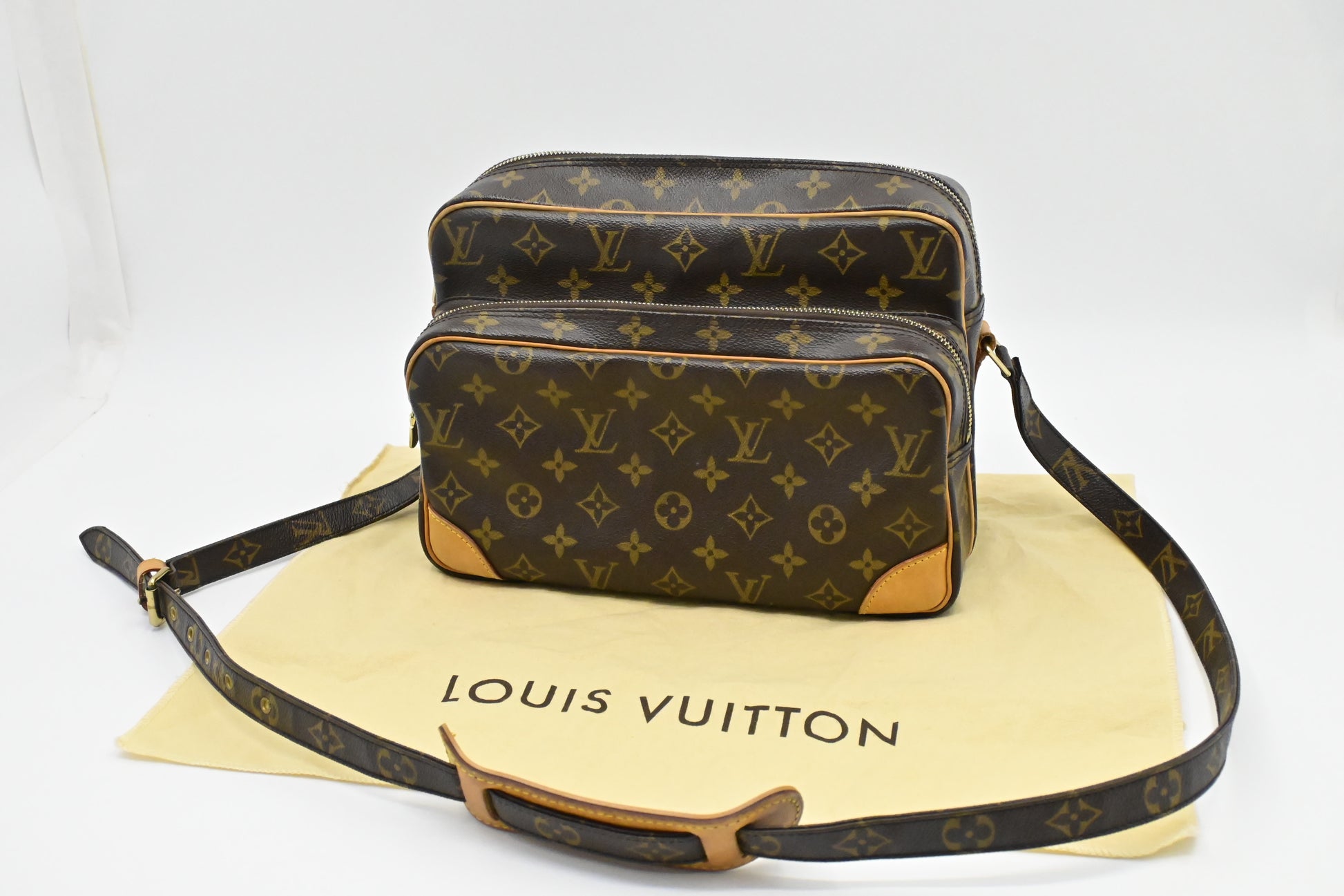 Louis Vuitton Nil Monogram Canvas Handbag
