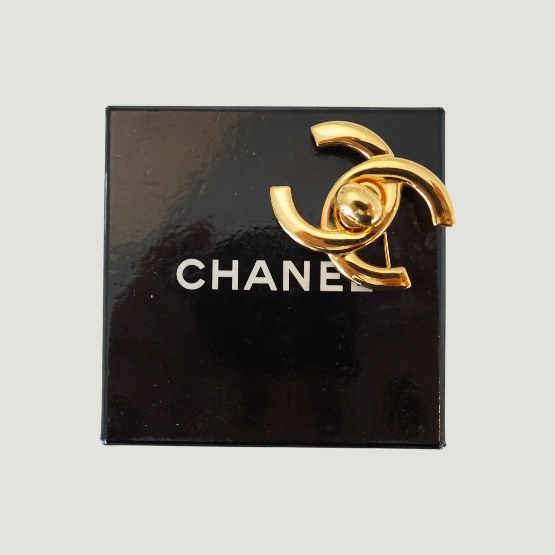CHANEL BROOCH CC TURNLOCK