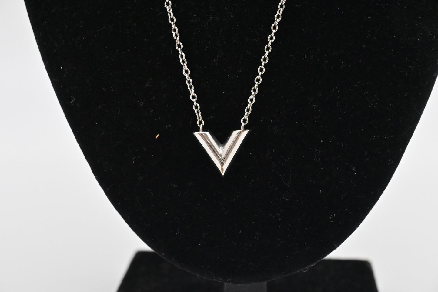 Louis Vuitton Essential V Neclace Handbag