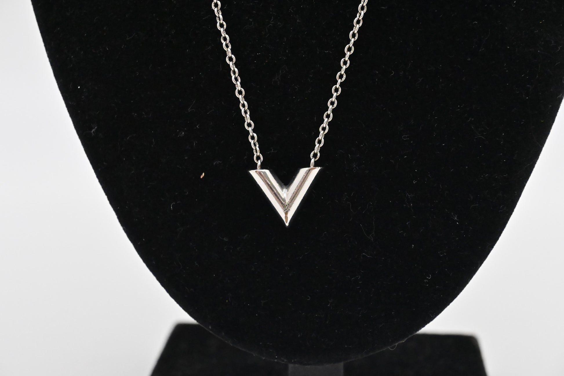 Louis Vuitton Essential V Neclace Handbag