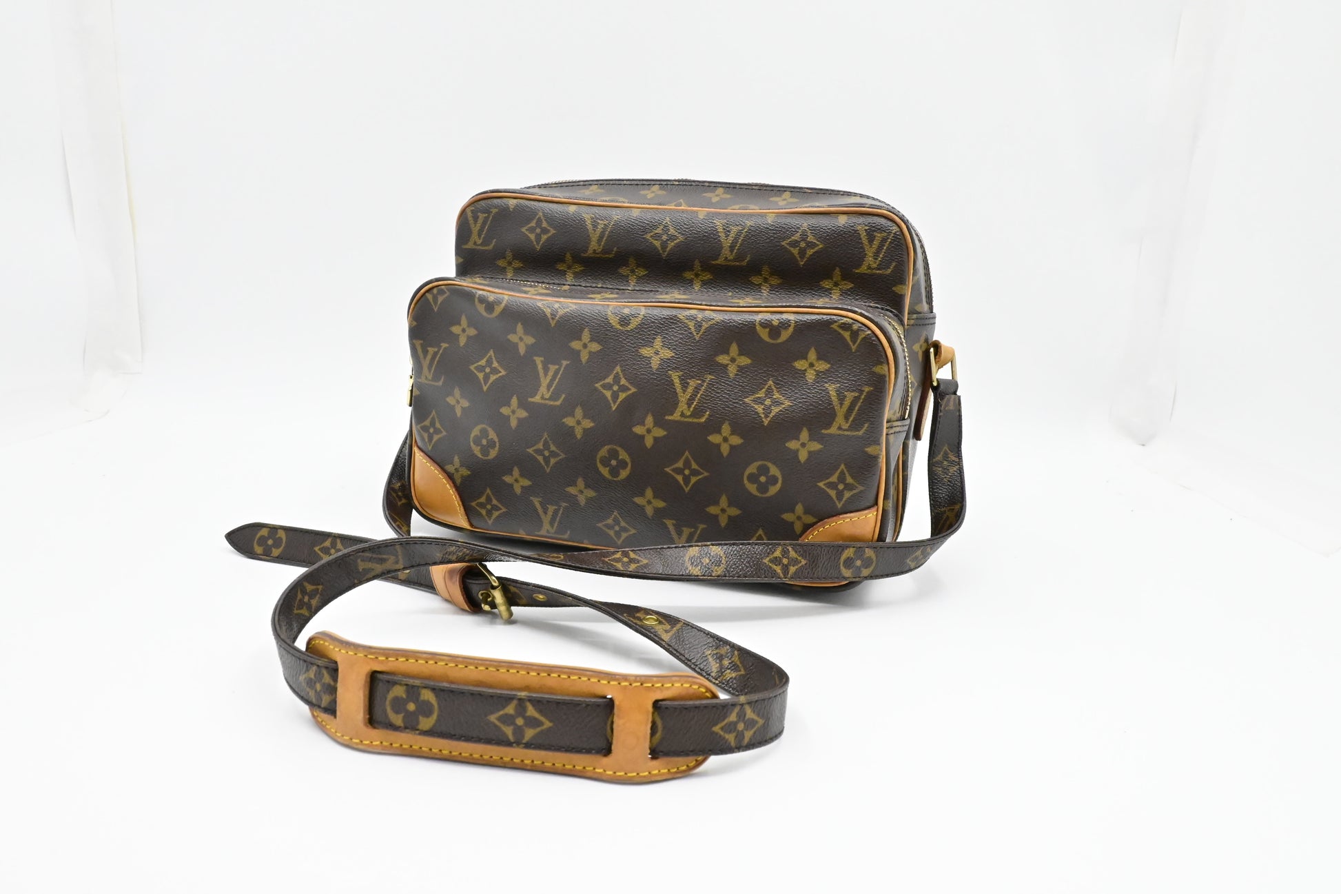 Louis Vuitton Nil 28 Monogram Canvas Handbag