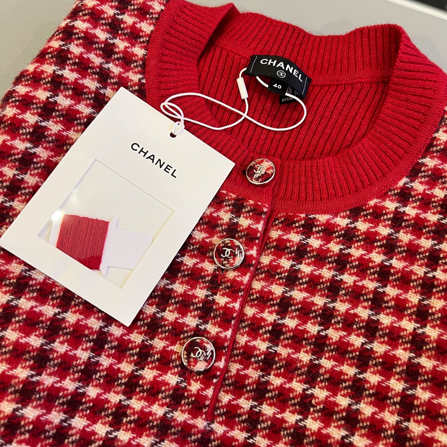 Chanel Pullover With Cc Logo Buttons In Checkered Red And Cream Cashmere Size 40 Bag