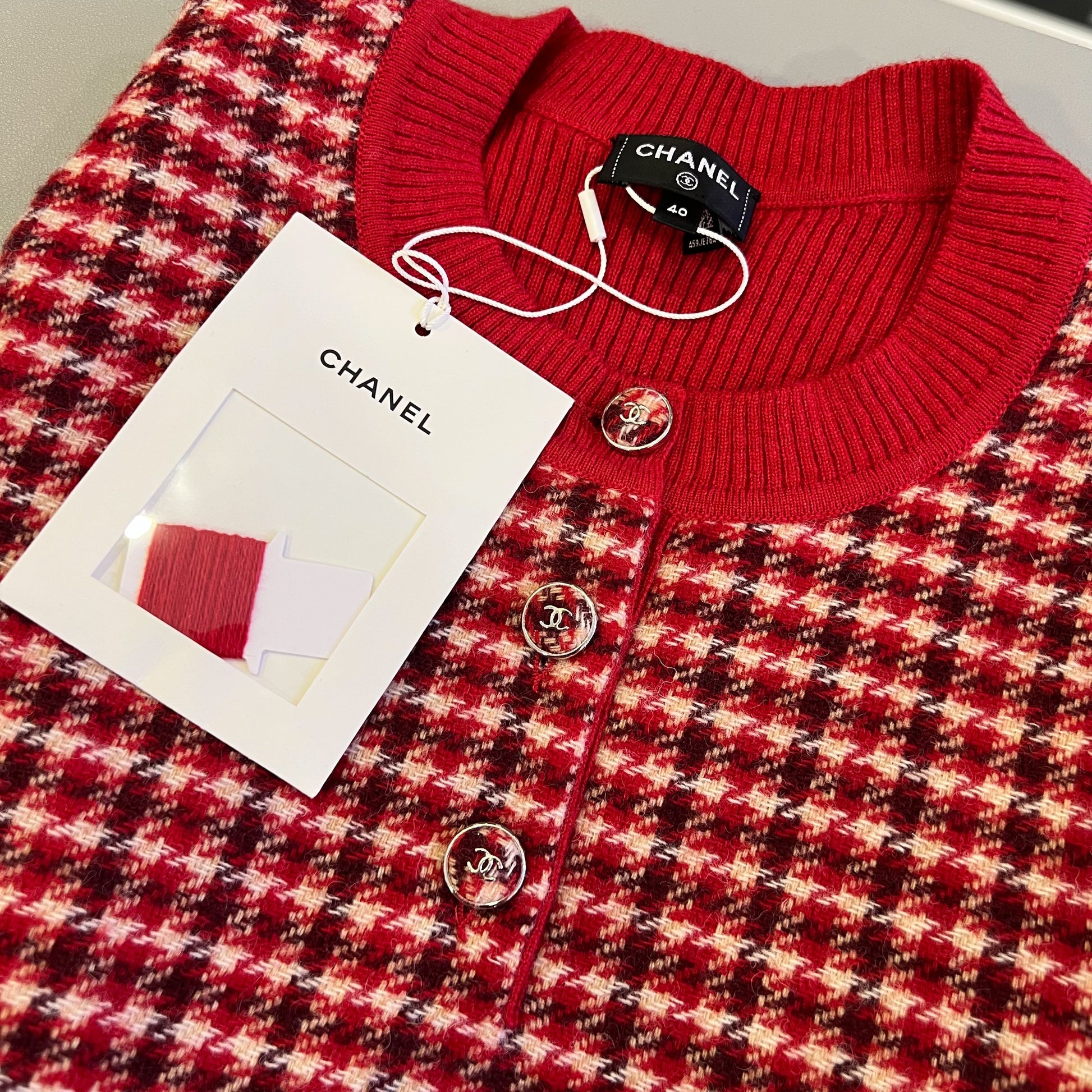 Chanel Pullover With Cc Logo Buttons In Checkered Red And Cream Cashmere Size 40 Bag