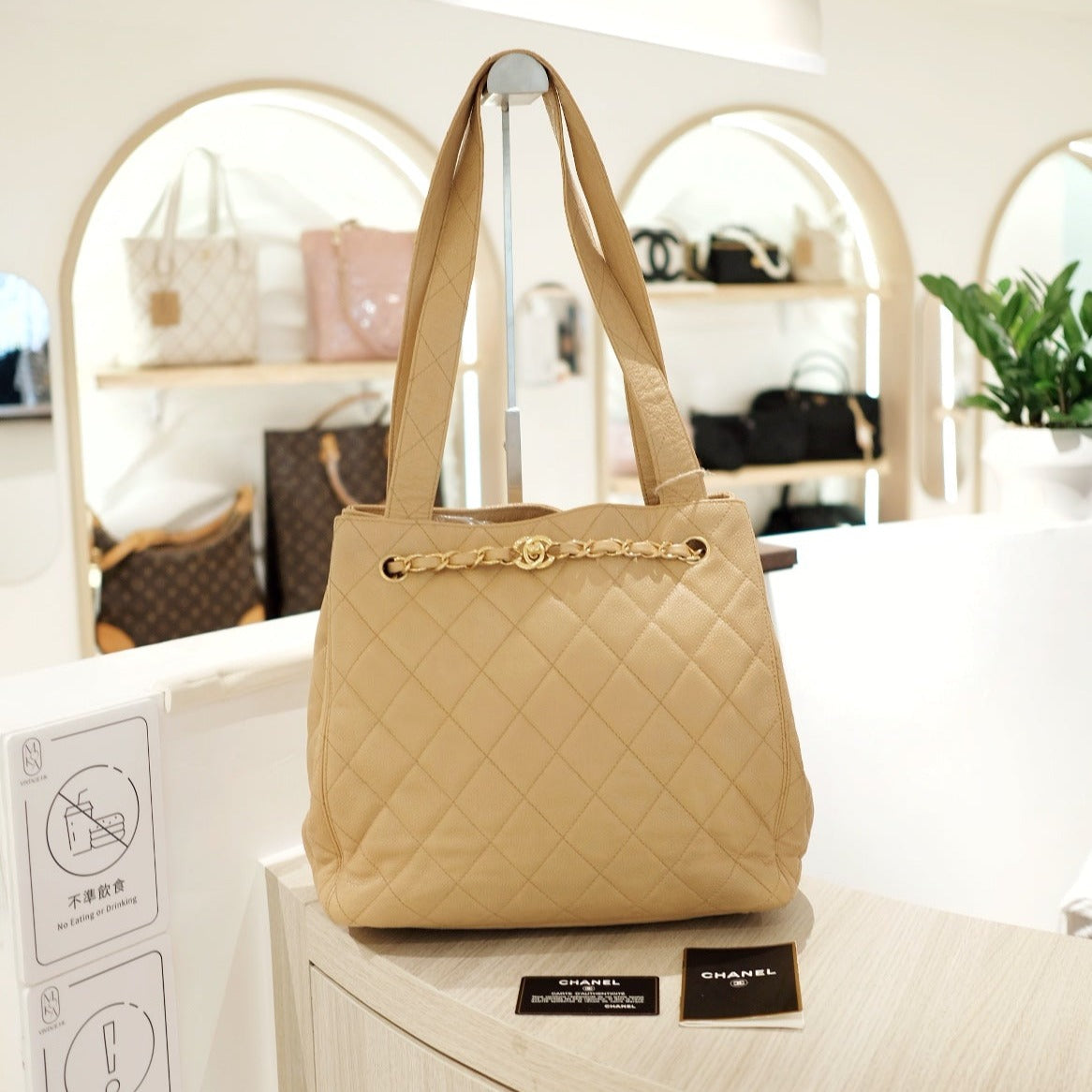 Chanel   cowhide tote bag